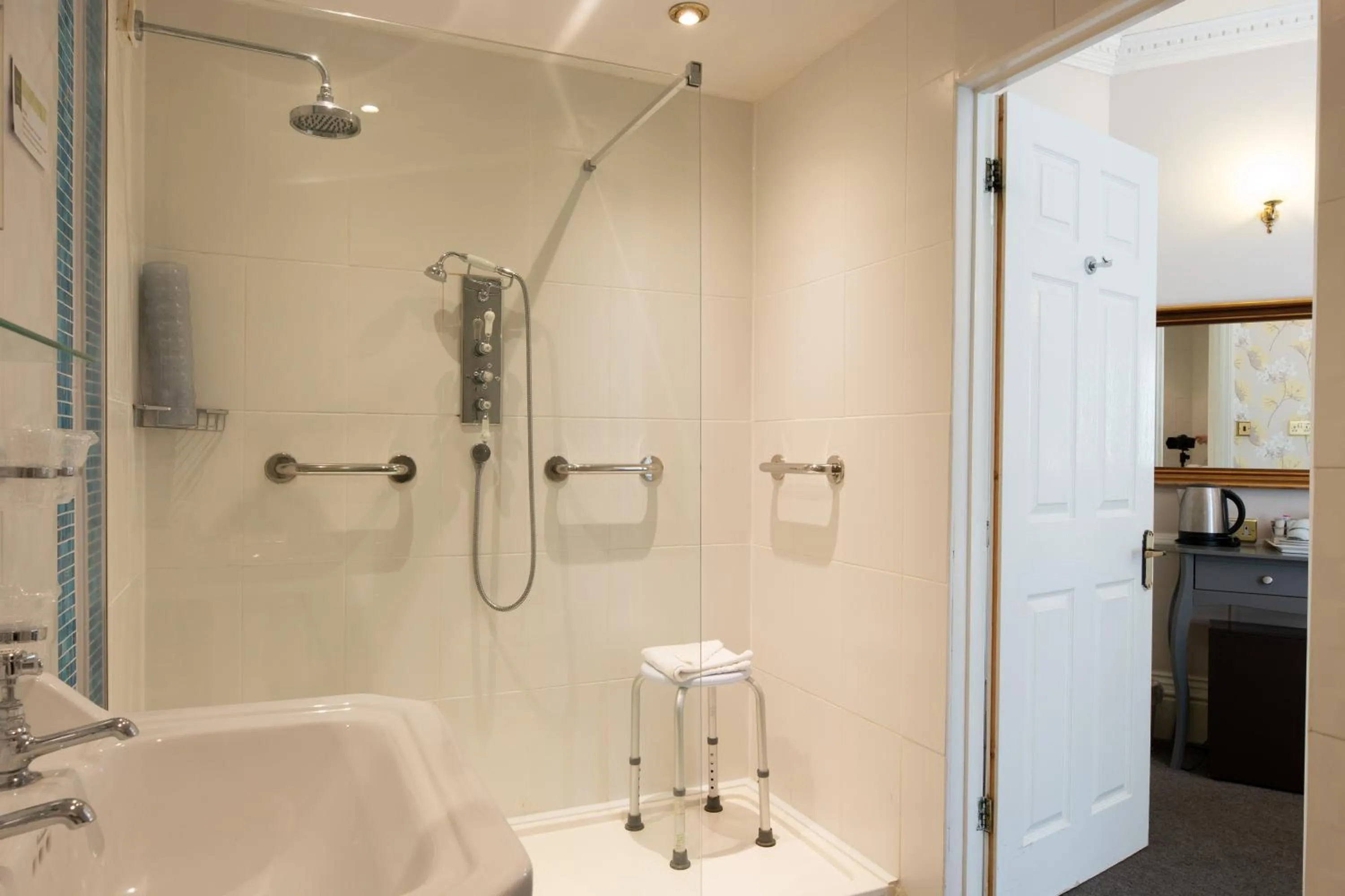Bathroom in Woodlands Lodge Hotel