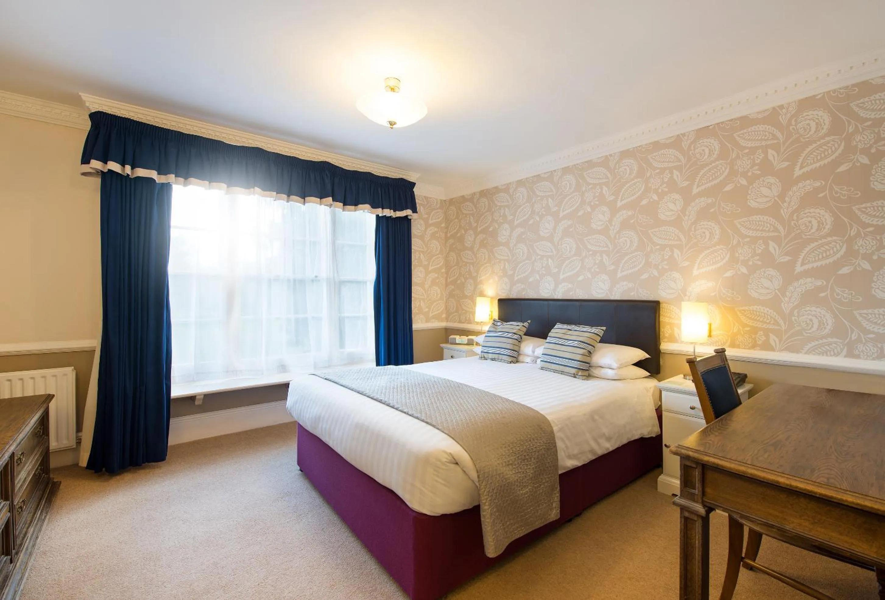 Bedroom, Bed in Woodlands Lodge Hotel