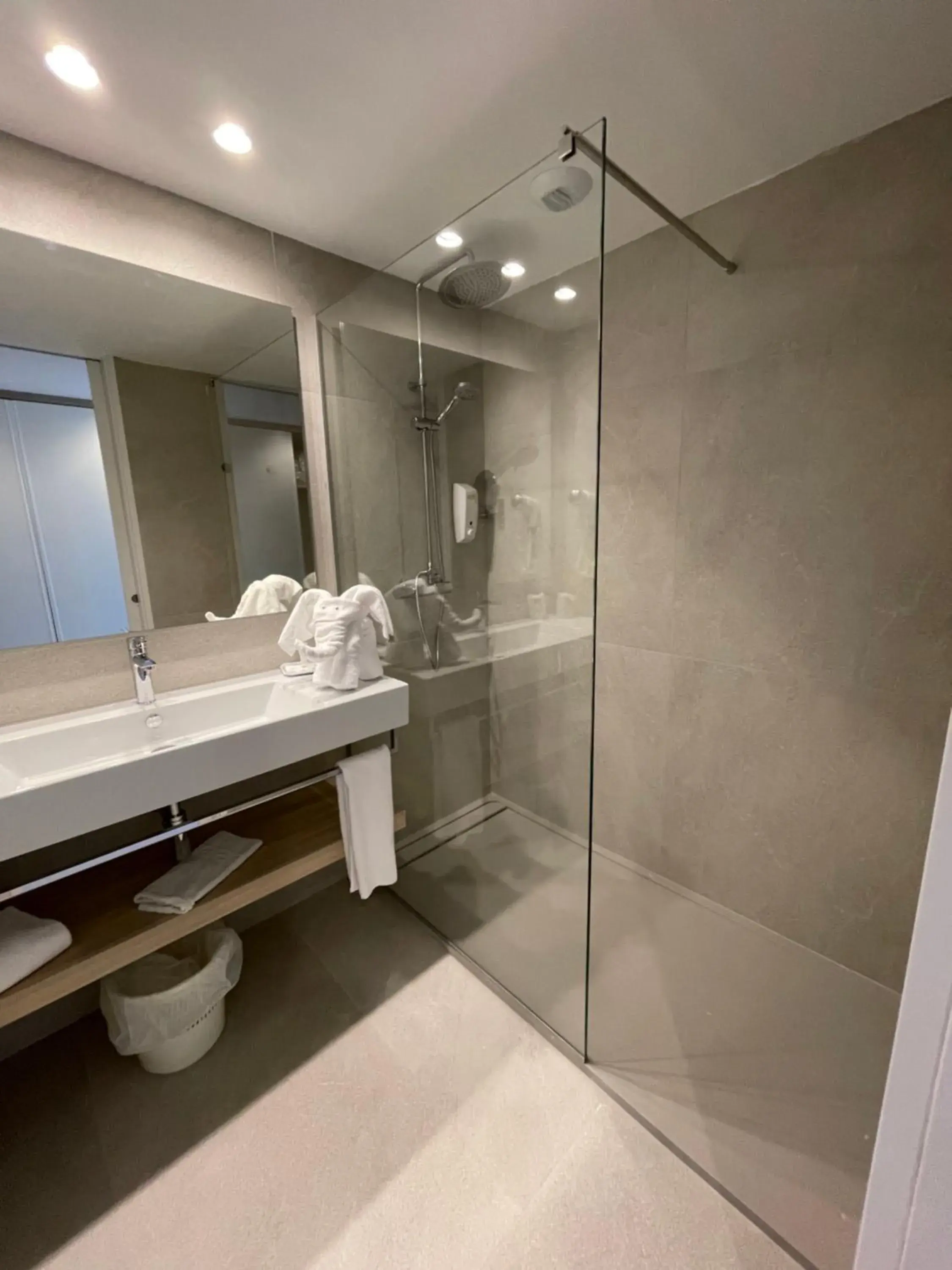 Bathroom in Garbi Cala Millor Bathroom in Garbi Cala Millor