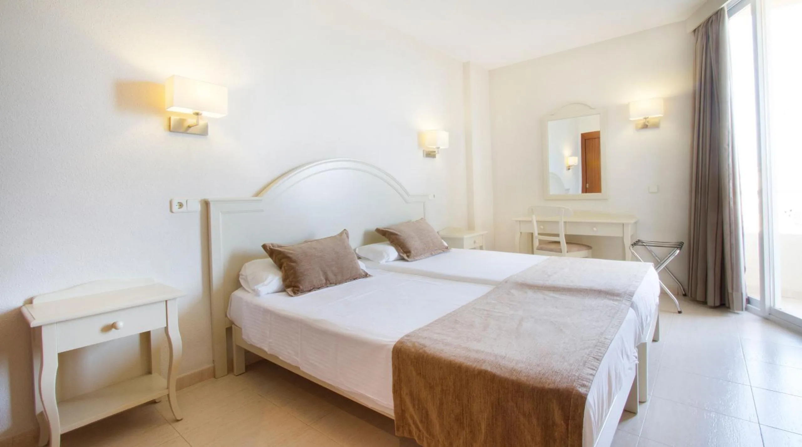 Balcony/Terrace, Bed in Garbi Cala Millor