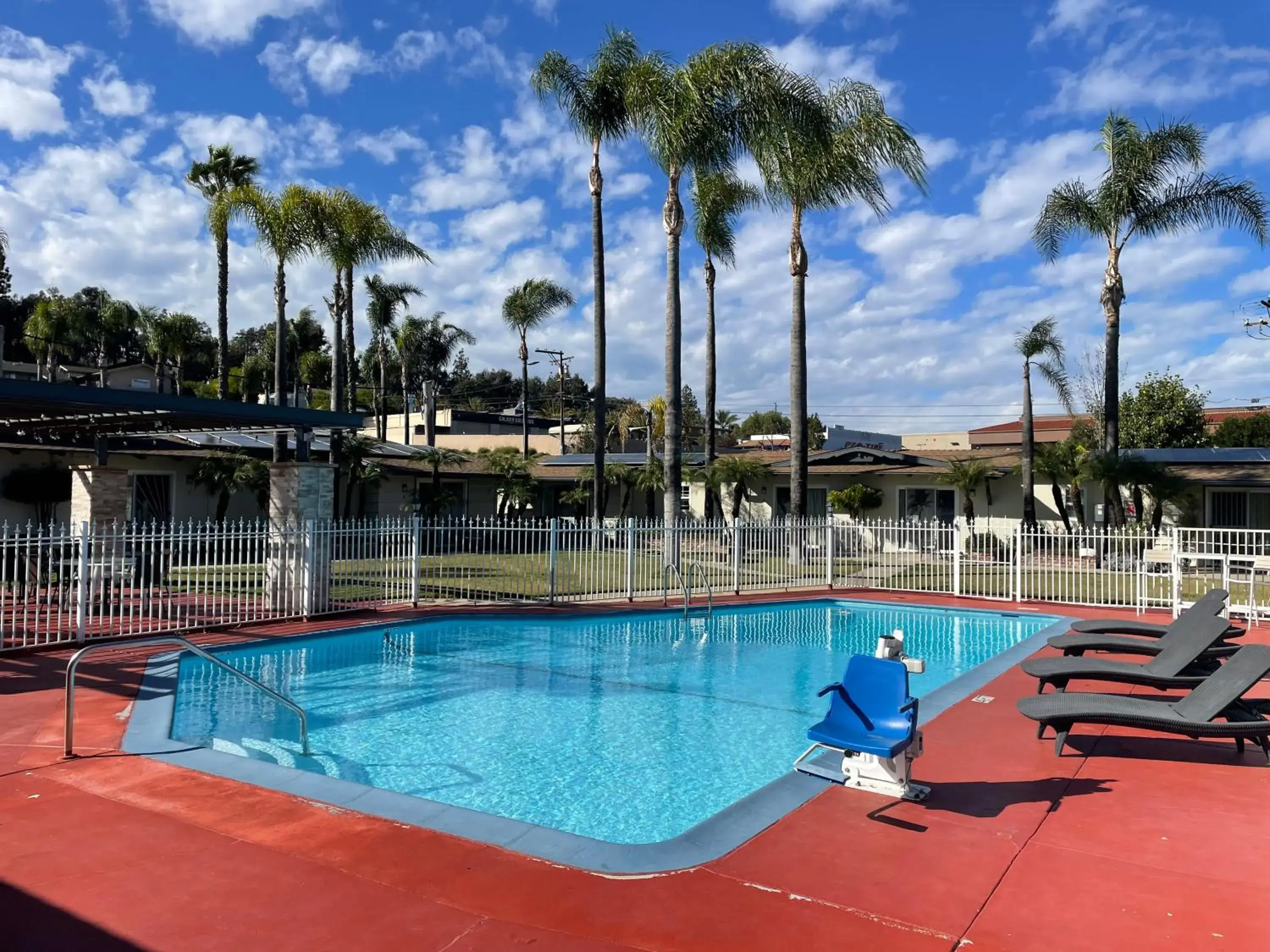 Swimming pool in Fallbrook Country Inn Swimming pool in Fallbrook Country Inn