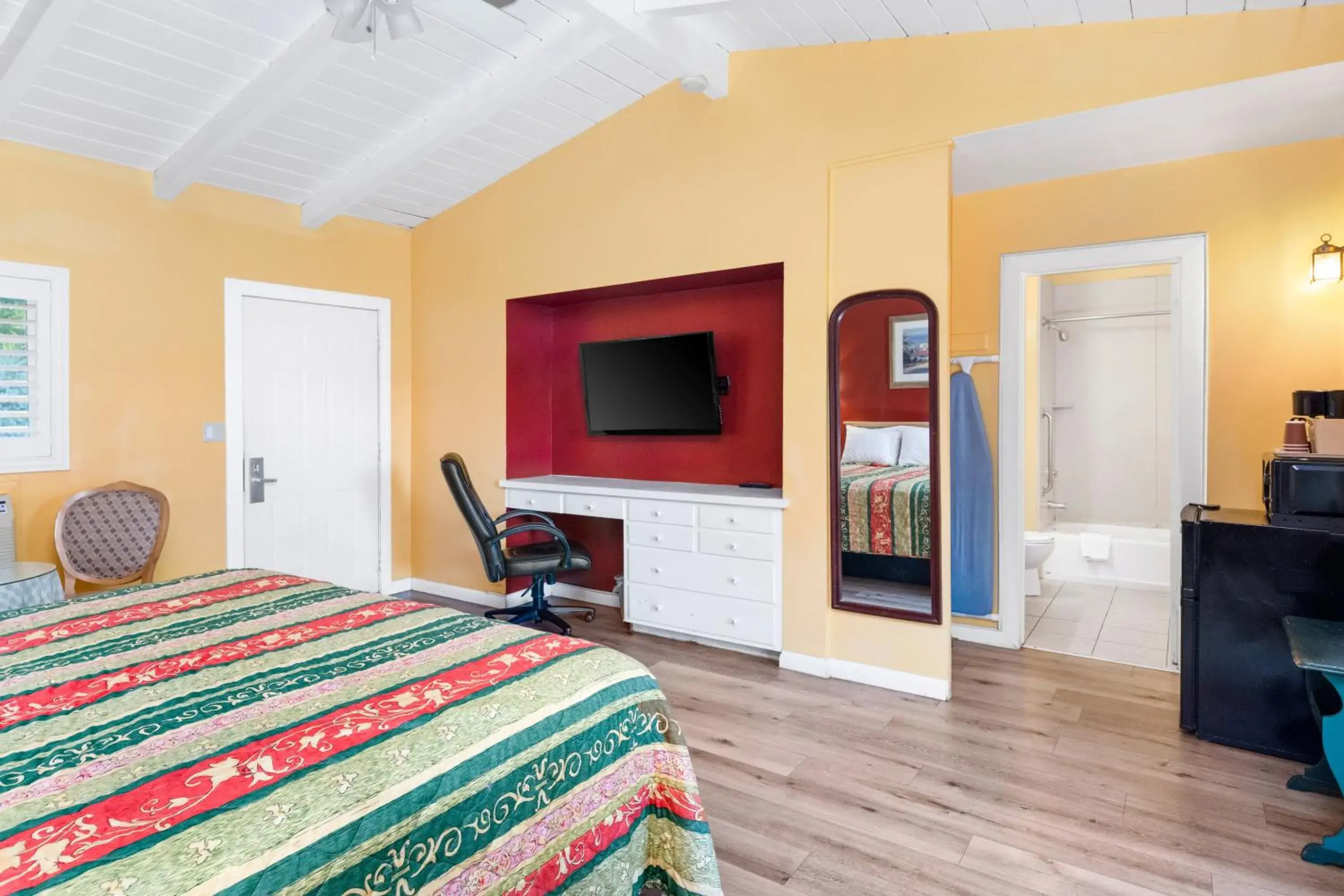 Bed in Fallbrook Country Inn Bed in Fallbrook Country Inn