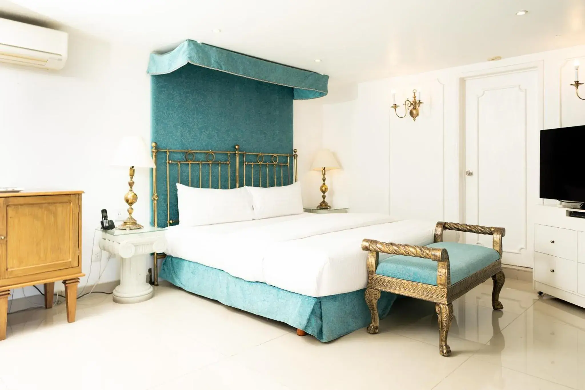 Bed in Ébano by PB Bed in Ébano by PB