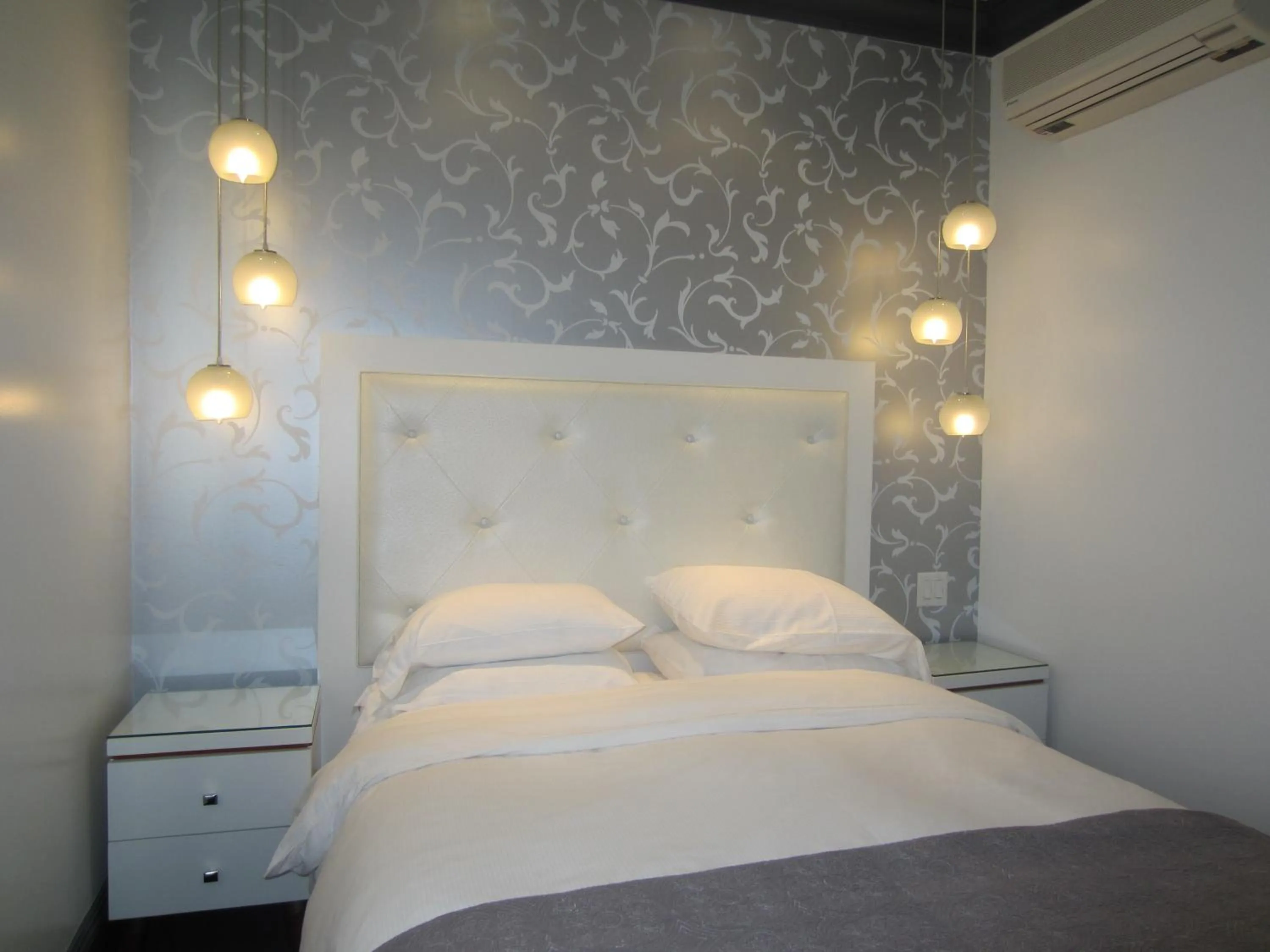 Bed in La Pensione Hotel