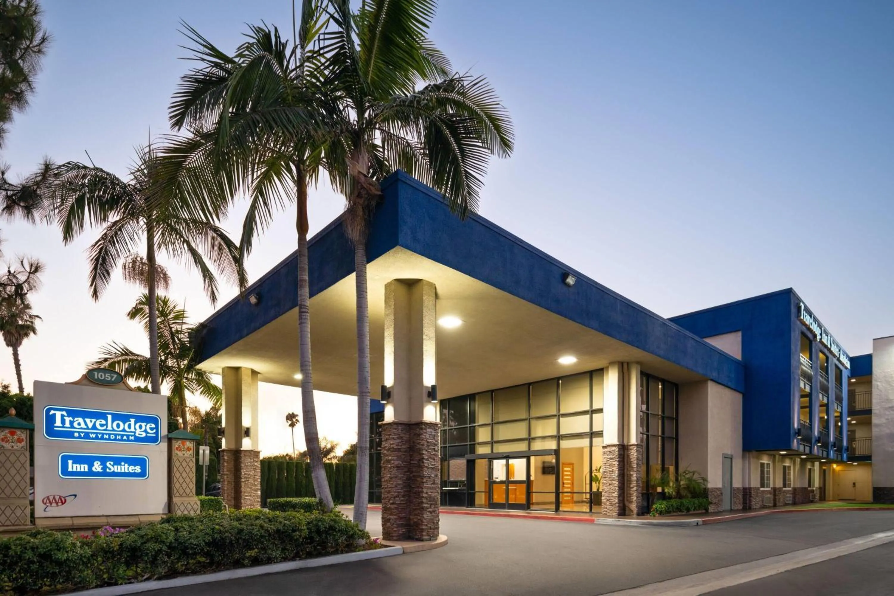 Property building in Travelodge Inn & Suites by Wyndham Anaheim on Disneyland Dr