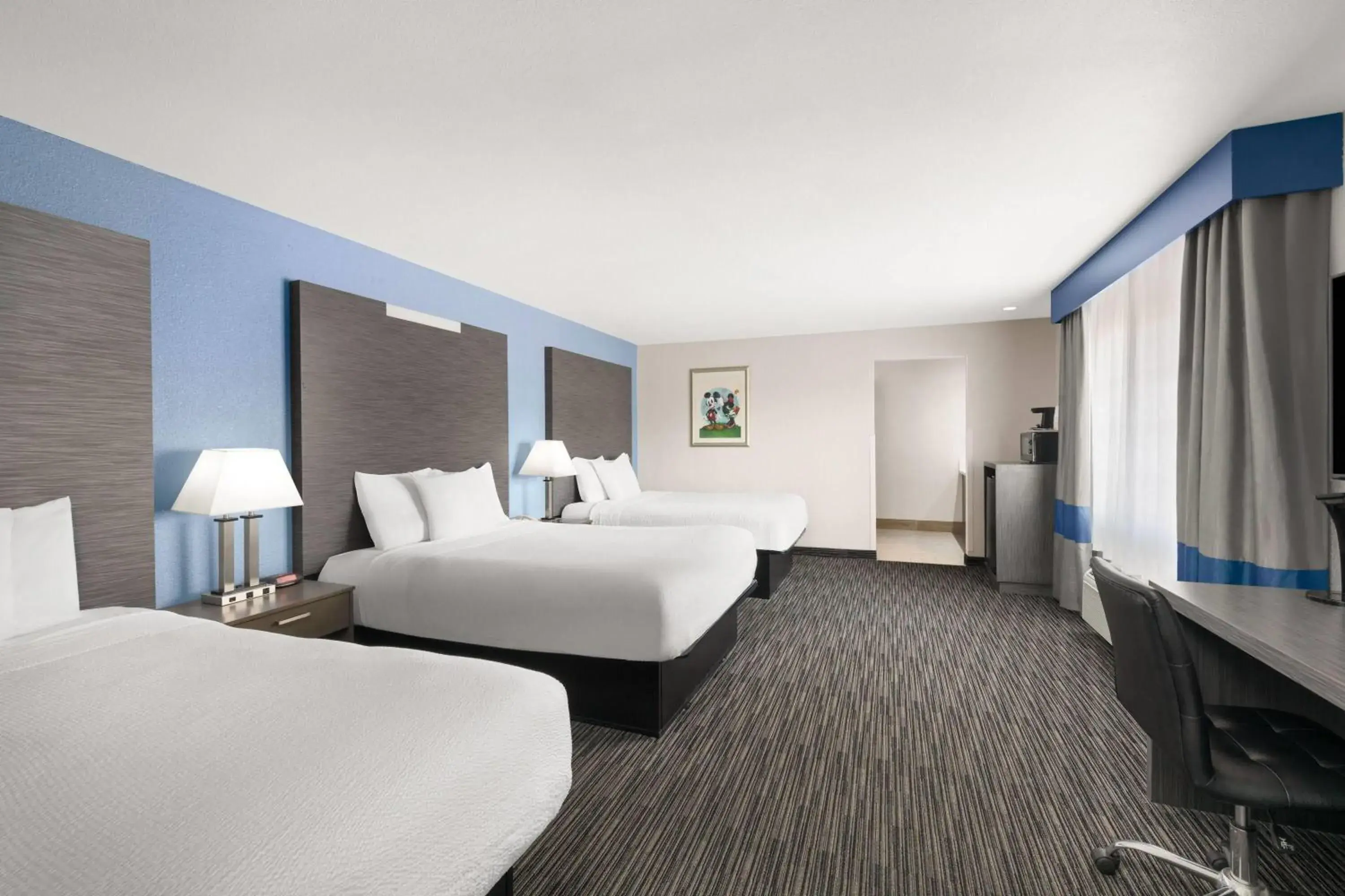 Photo of the whole room, Bed in Travelodge Inn & Suites by Wyndham Anaheim on Disneyland Dr Photo of the whole room, Bed in Travelodge Inn & Suites by Wyndham Anaheim on Disneyland Dr