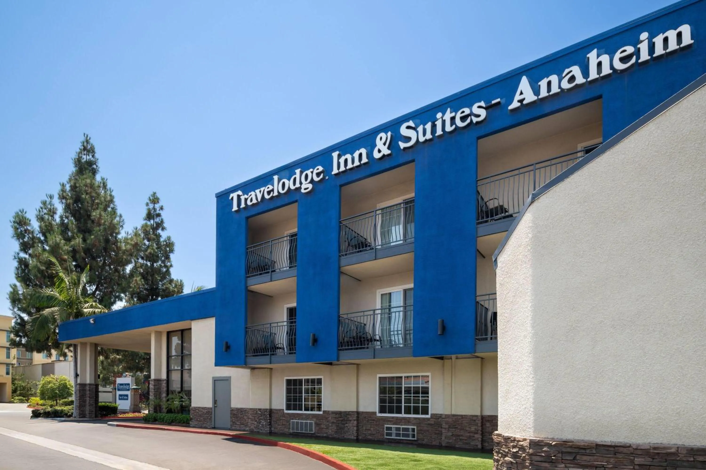 Property building in Travelodge Inn & Suites by Wyndham Anaheim on Disneyland Dr