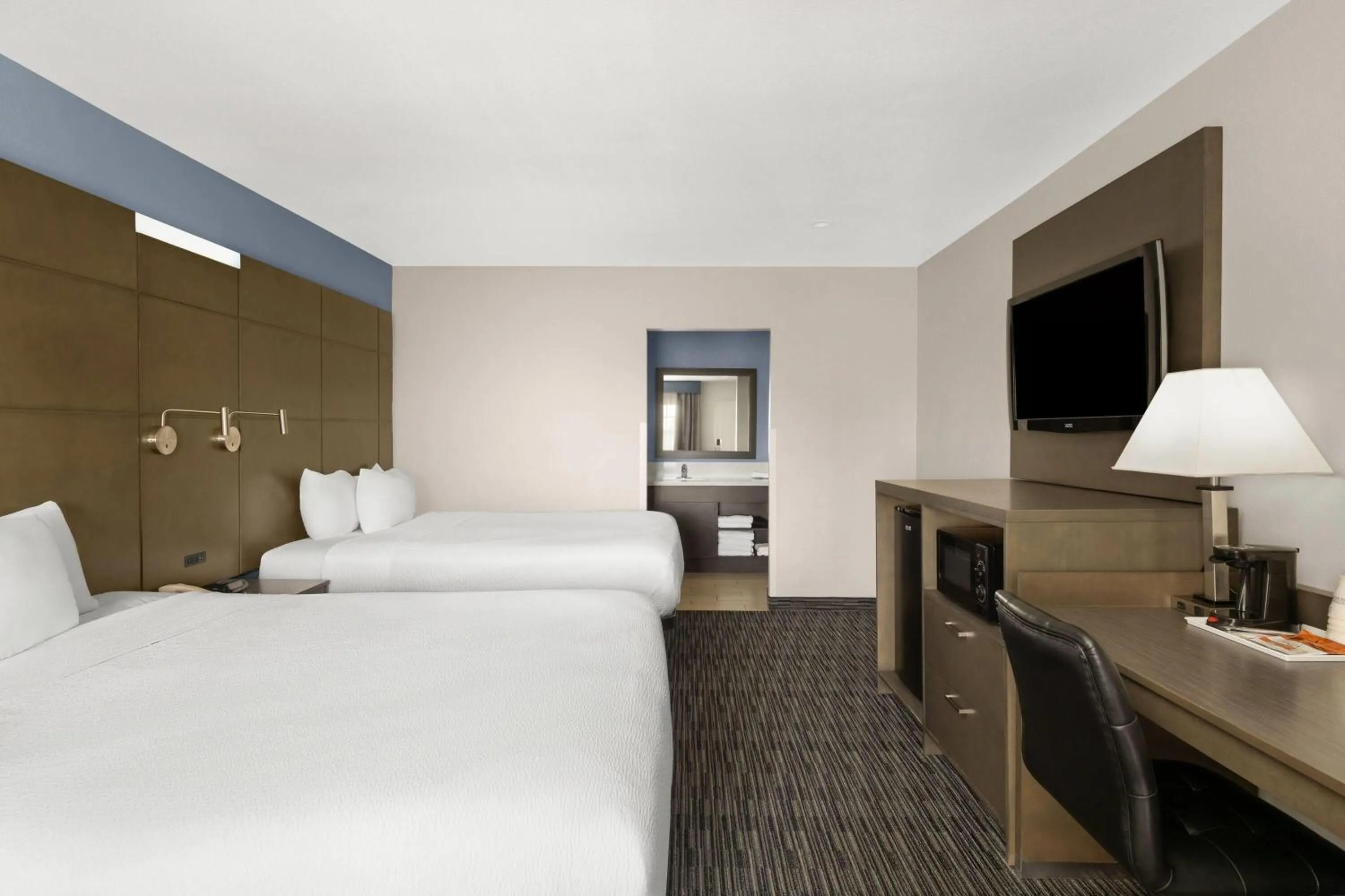 Photo of the whole room, Bed in Travelodge Inn & Suites by Wyndham Anaheim on Disneyland Dr