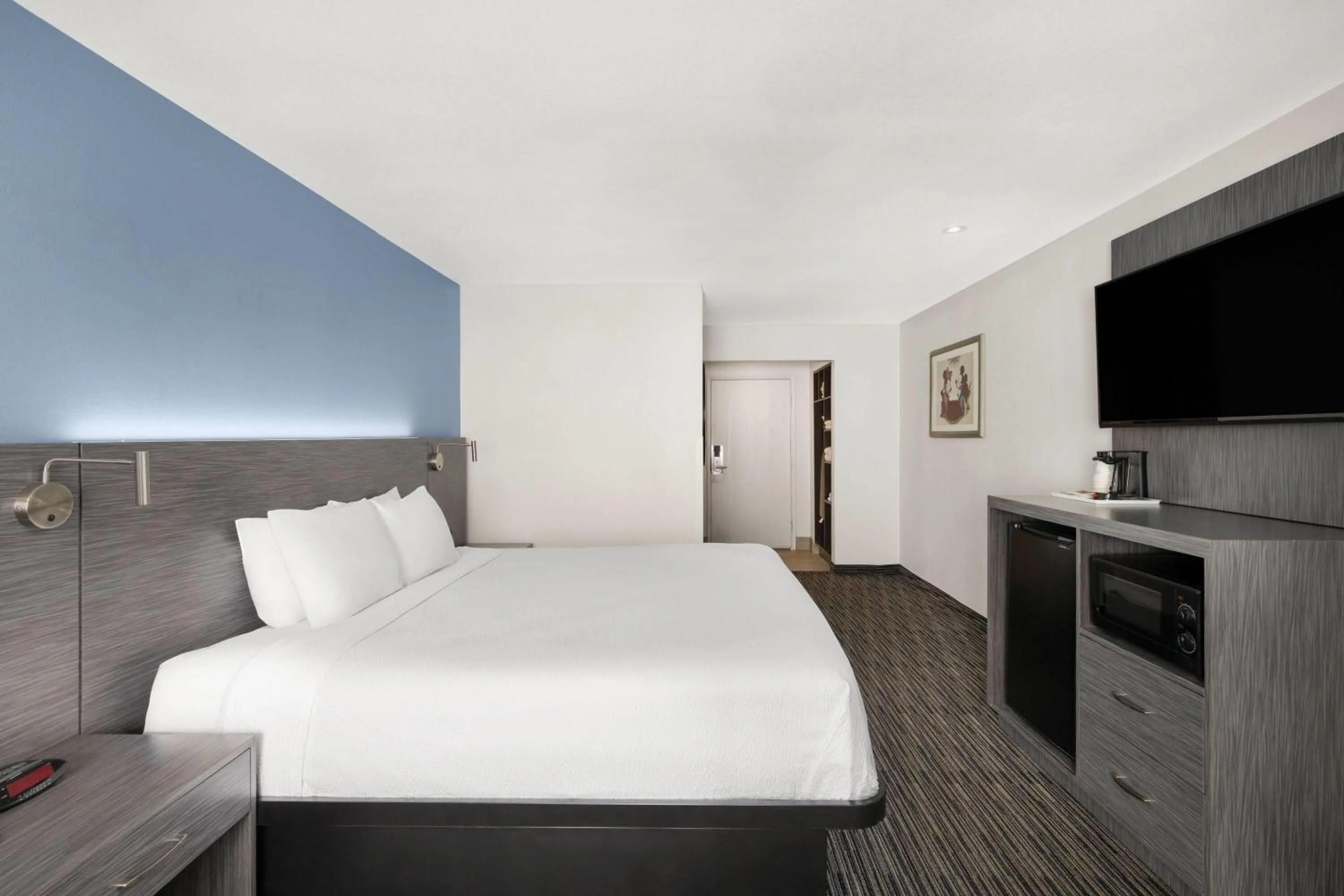 Photo of the whole room, Bed in Travelodge Inn & Suites by Wyndham Anaheim on Disneyland Dr