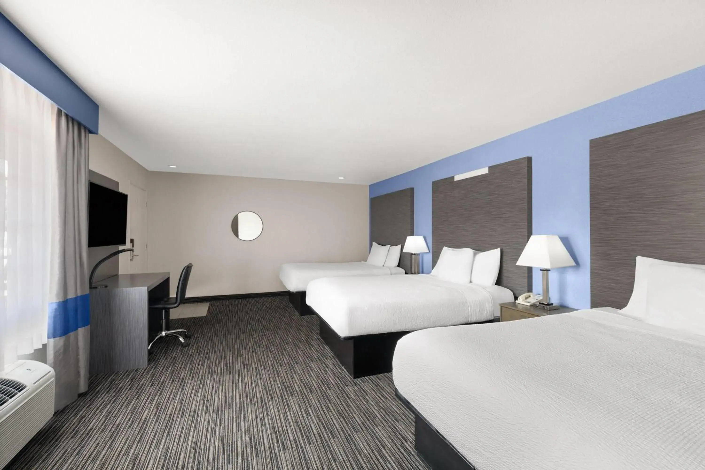 Photo of the whole room, Bed in Travelodge Inn & Suites by Wyndham Anaheim on Disneyland Dr Photo of the whole room, Bed in Travelodge Inn & Suites by Wyndham Anaheim on Disneyland Dr
