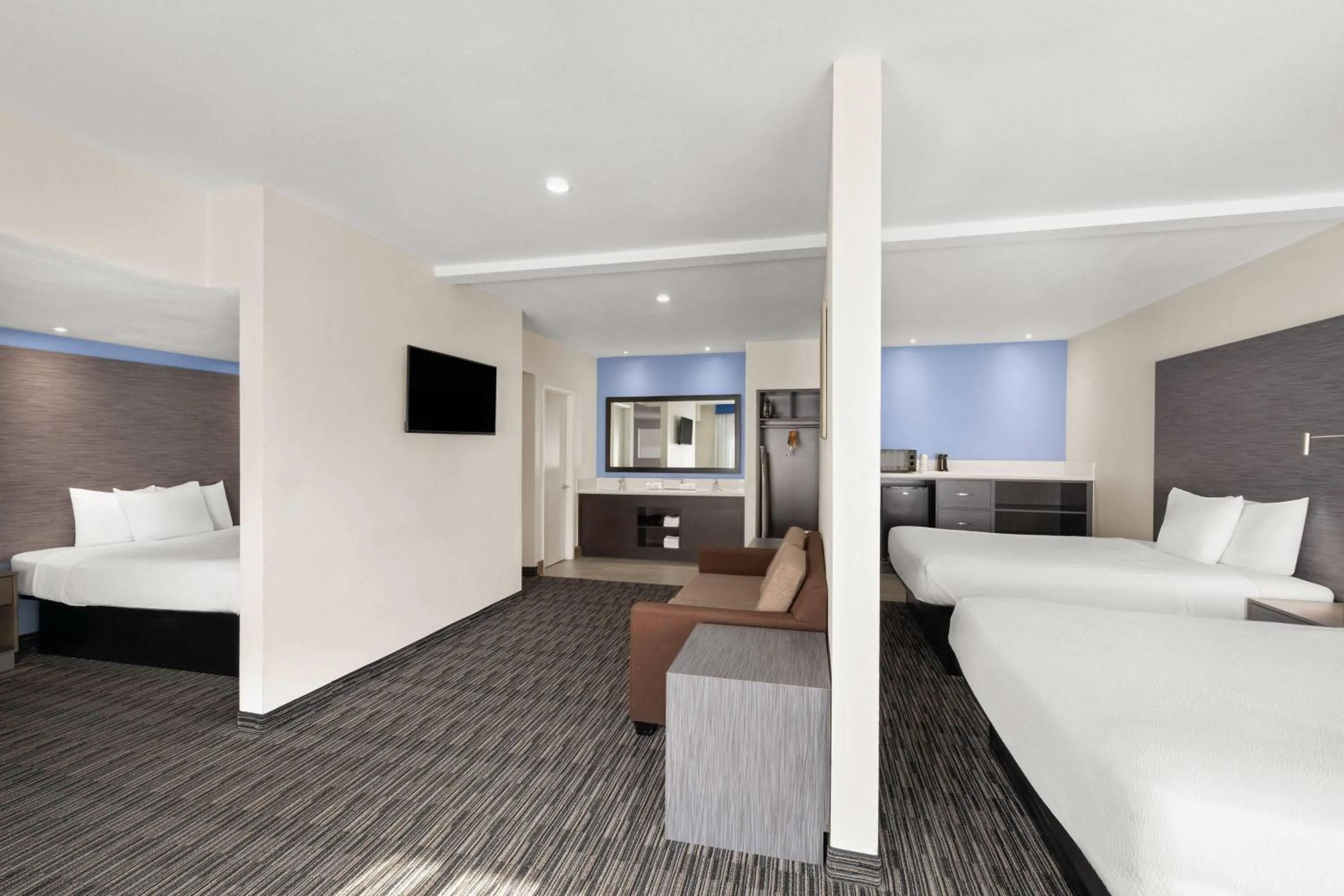 Photo of the whole room, Bed in Travelodge Inn & Suites by Wyndham Anaheim on Disneyland Dr