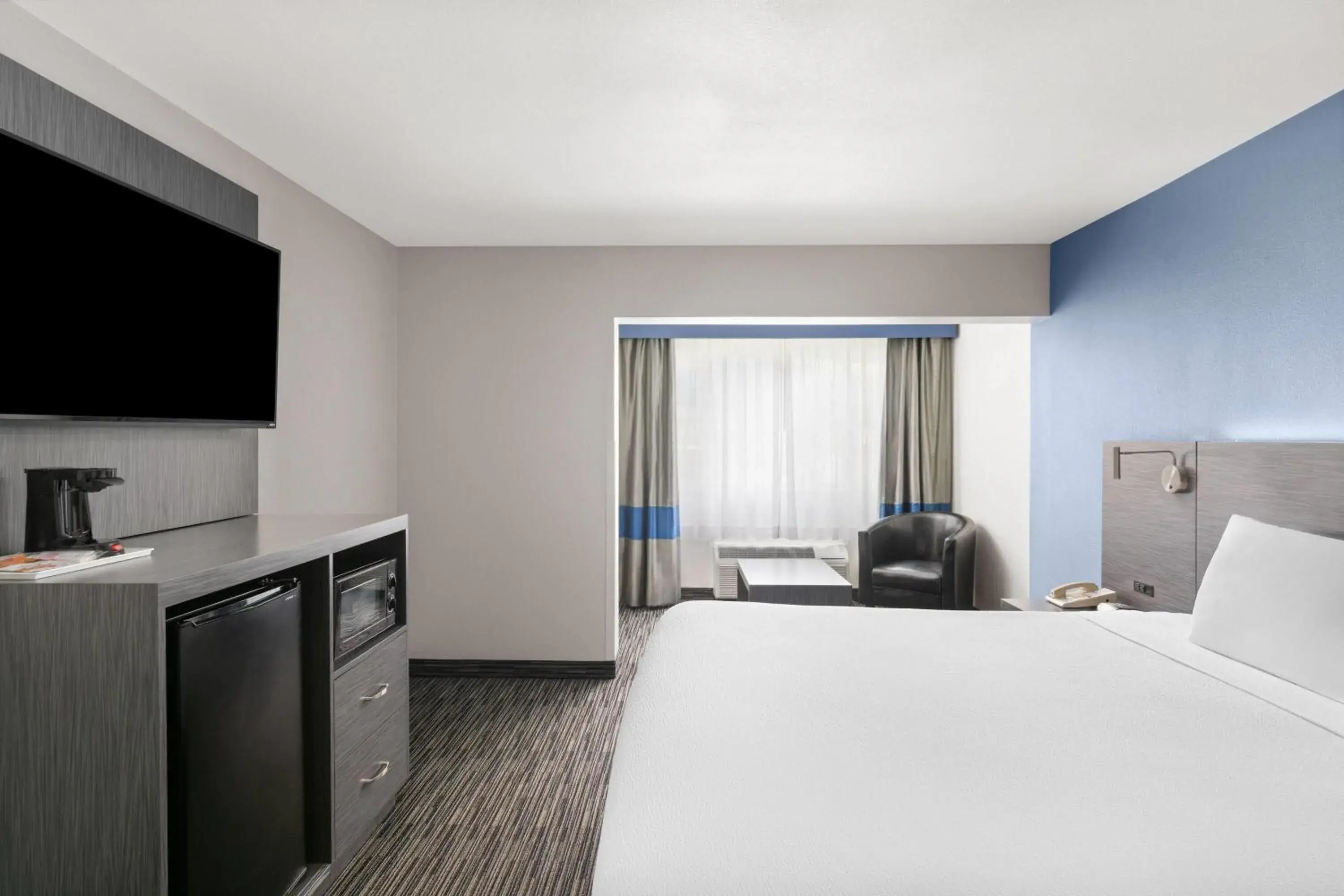 Photo of the whole room, Bed in Travelodge Inn & Suites by Wyndham Anaheim on Disneyland Dr Photo of the whole room, Bed in Travelodge Inn & Suites by Wyndham Anaheim on Disneyland Dr