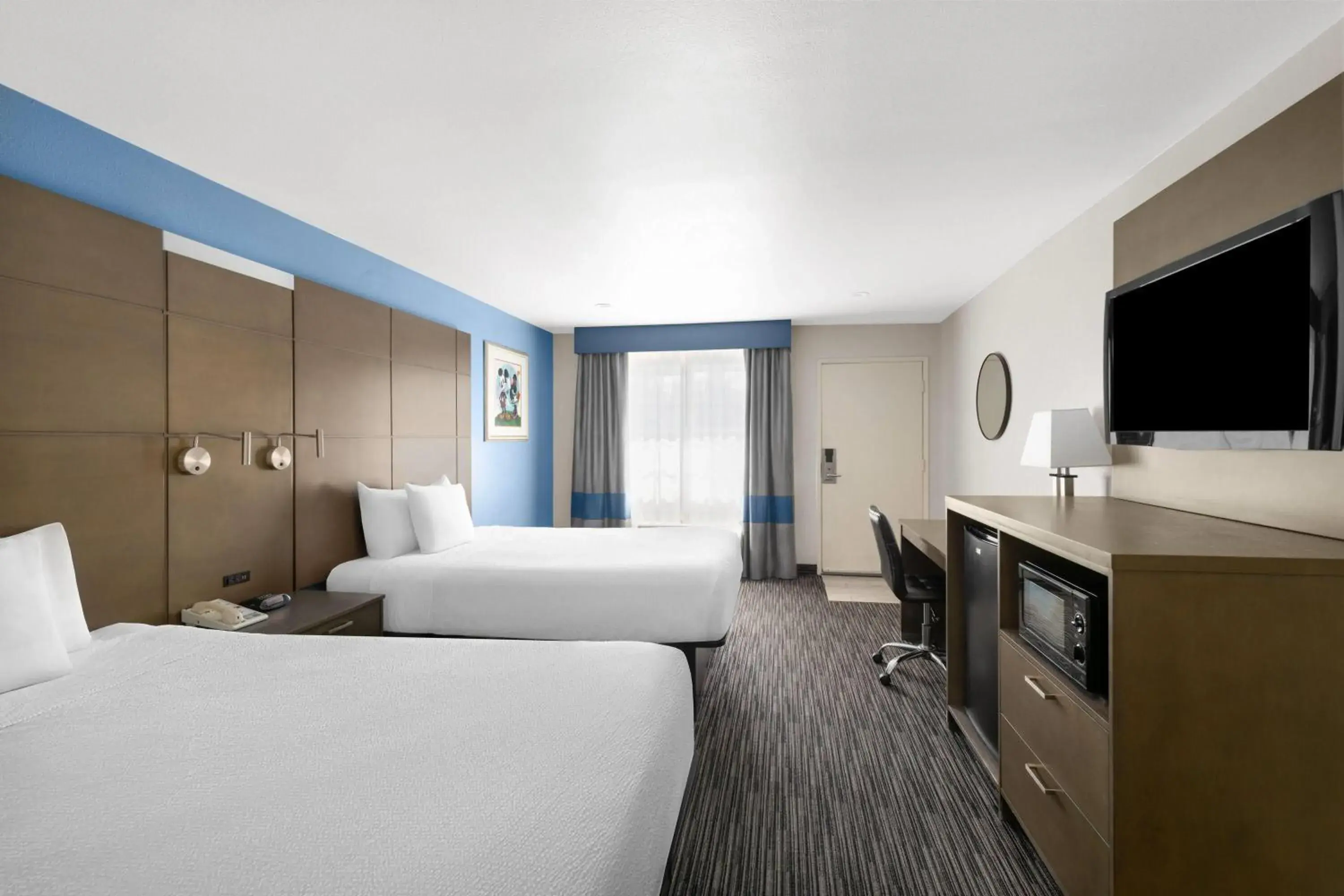 Photo of the whole room, Bed in Travelodge Inn & Suites by Wyndham Anaheim on Disneyland Dr Photo of the whole room, Bed in Travelodge Inn & Suites by Wyndham Anaheim on Disneyland Dr