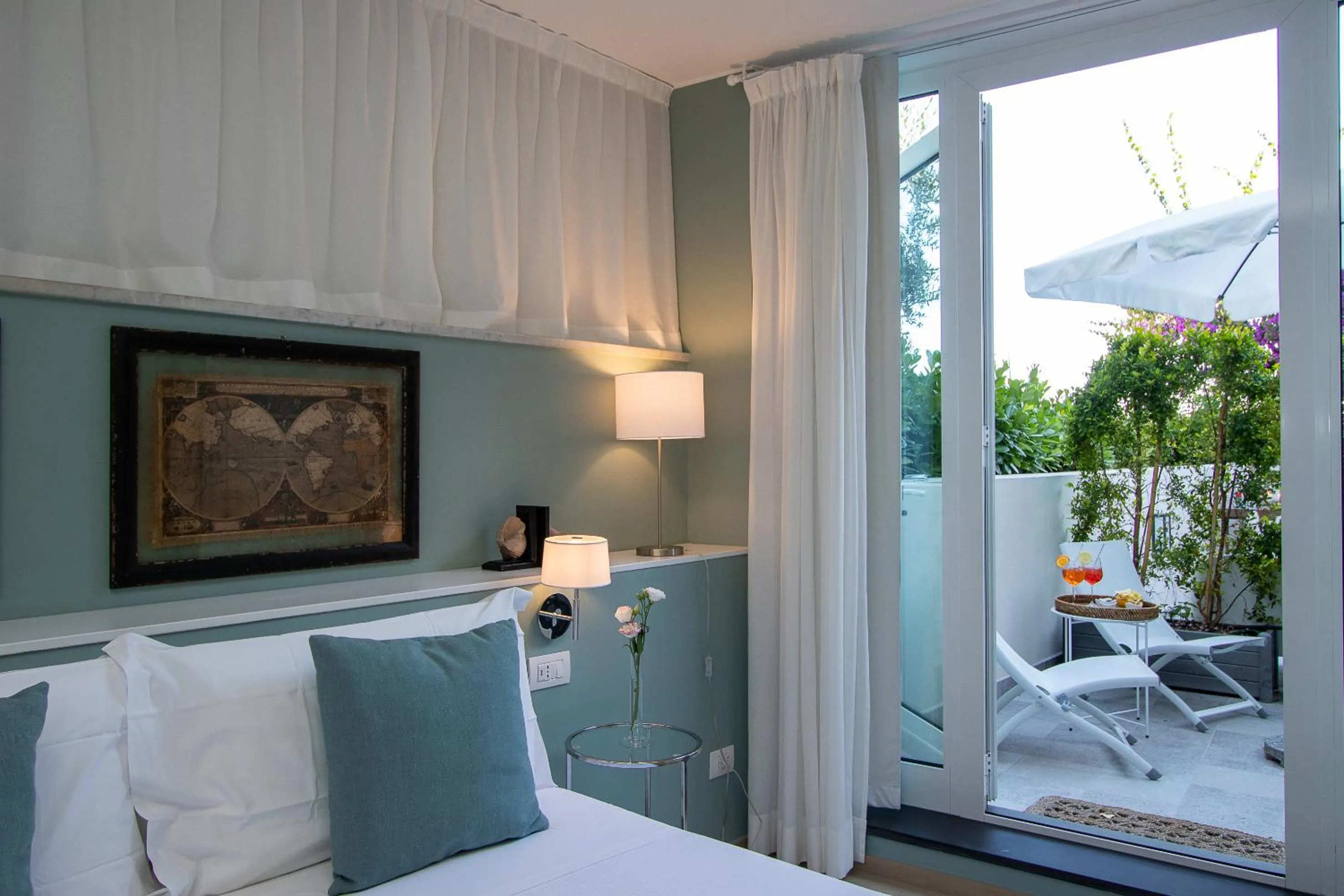 Balcony/Terrace, Bed in Blu Hotel