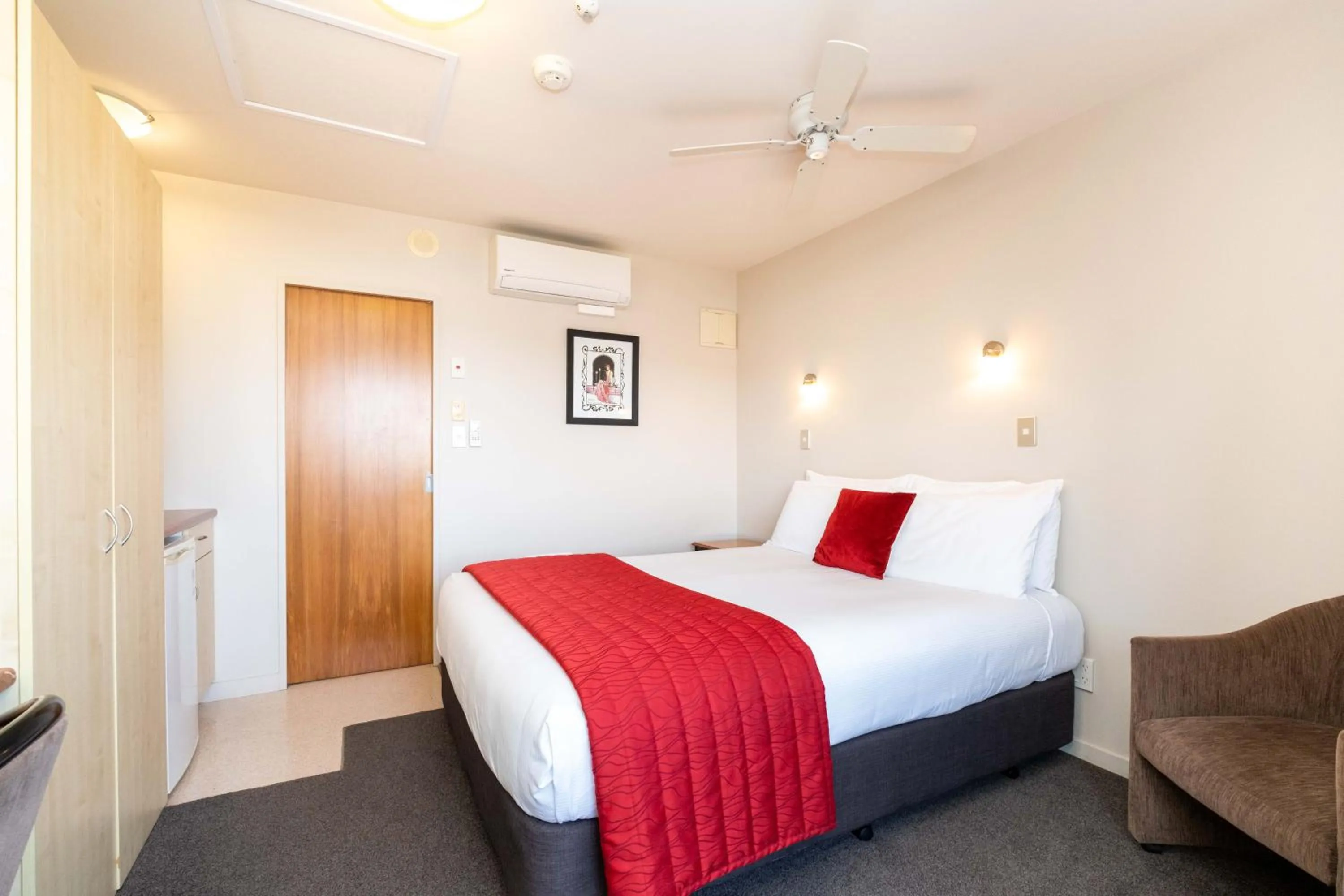 Seating area, Bed in Bella Vista Motel Napier