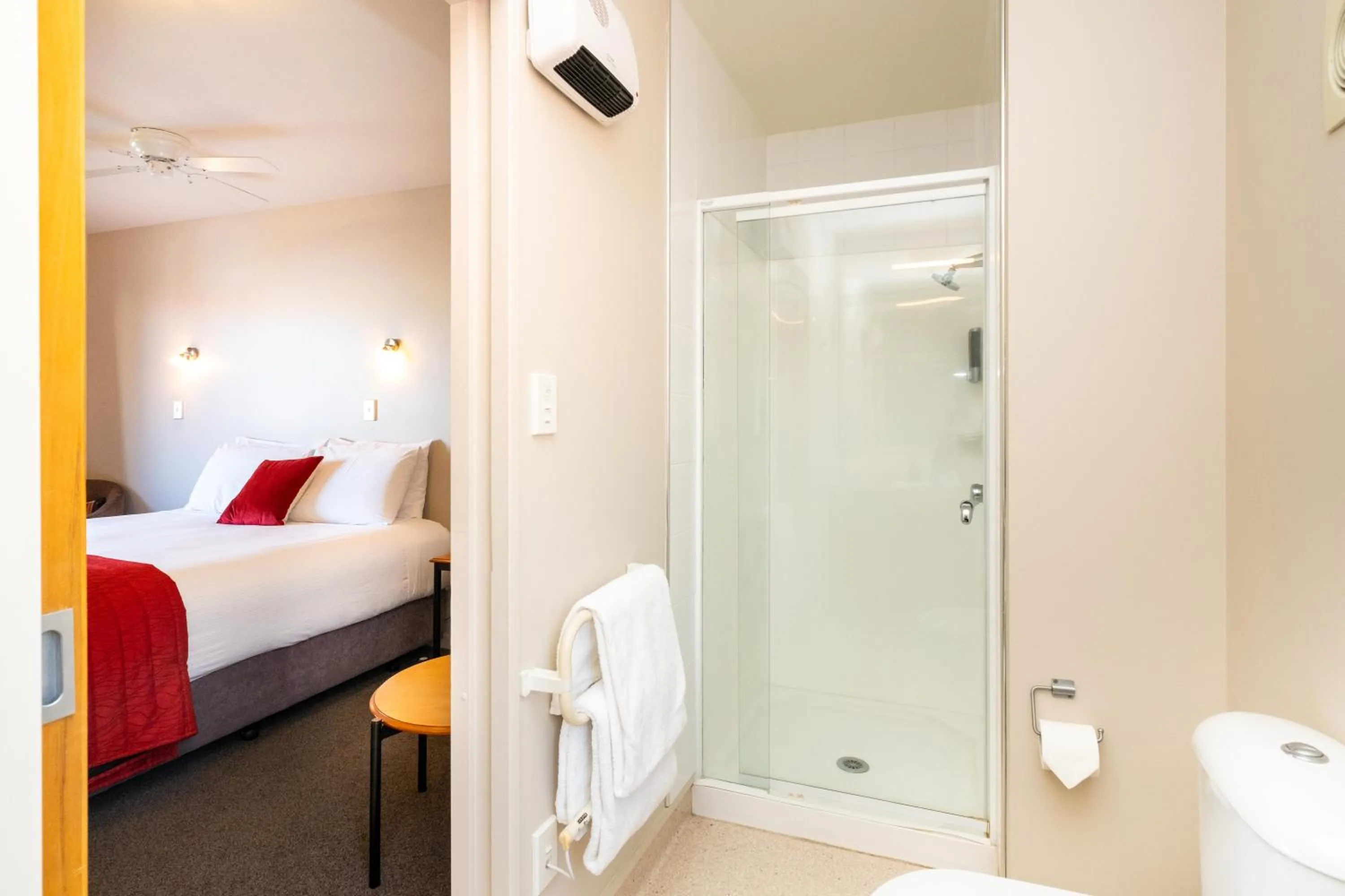 Bathroom, Bed in Bella Vista Motel Napier