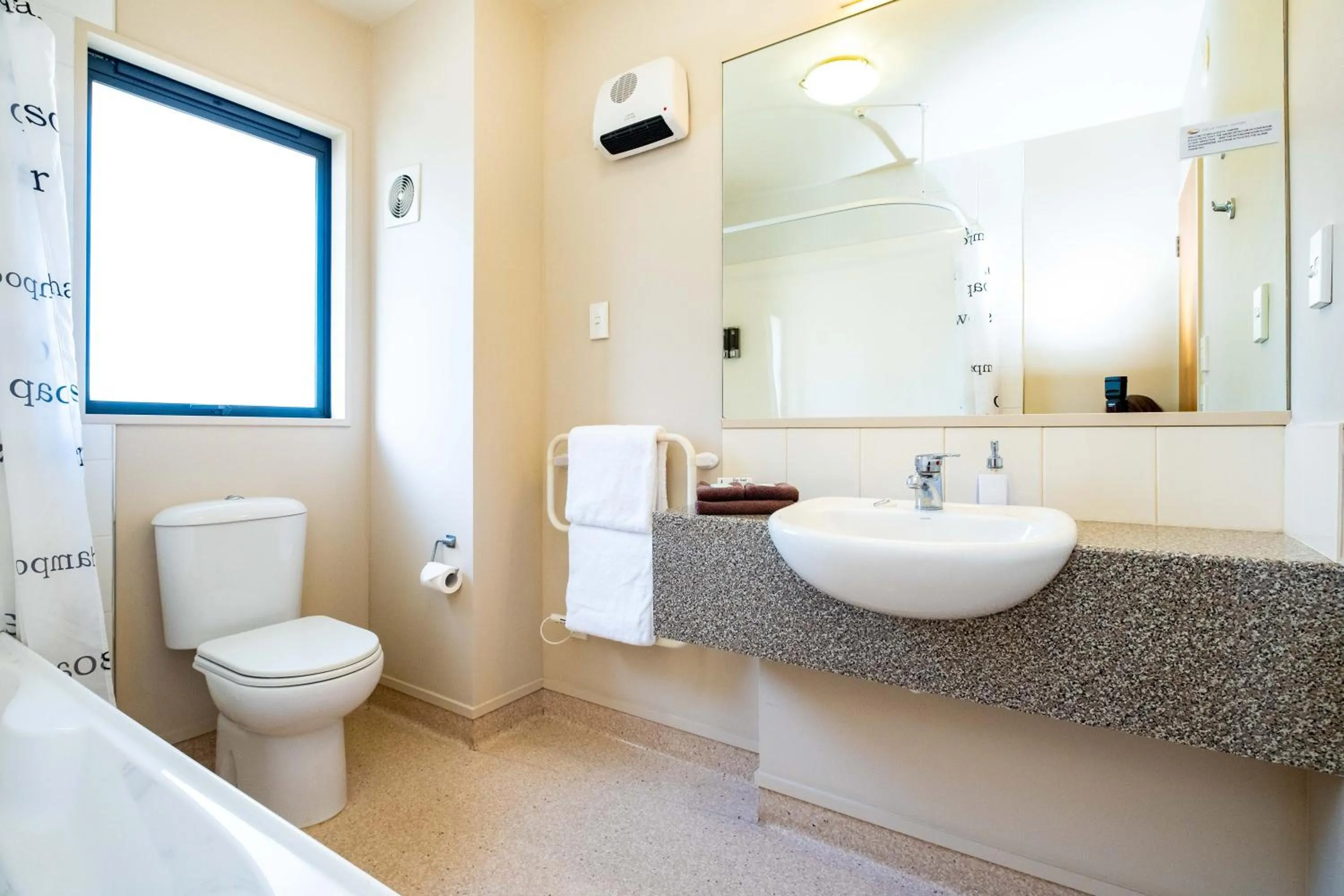 Bathroom in Bella Vista Motel Napier