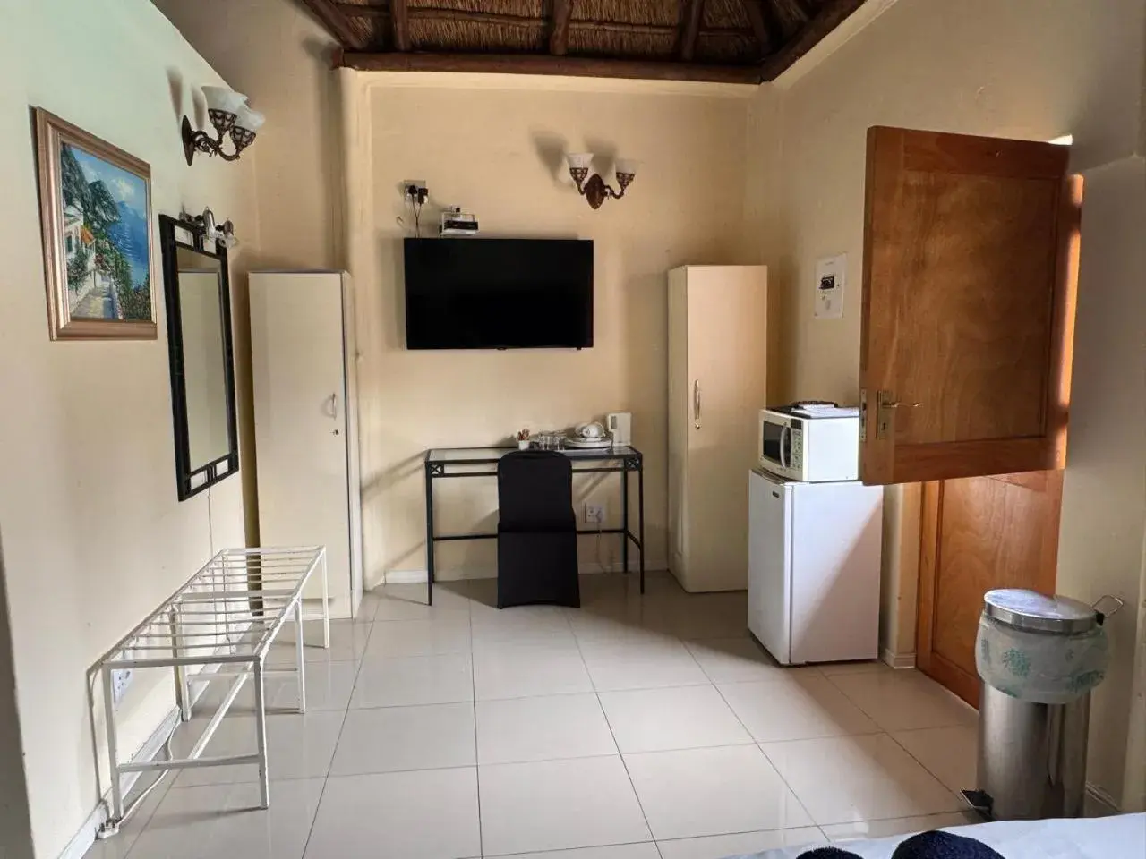 Deluxe King Room - single occupancy in Blue Diamond Lodge Deluxe King Room - single occupancy in Blue Diamond Lodge