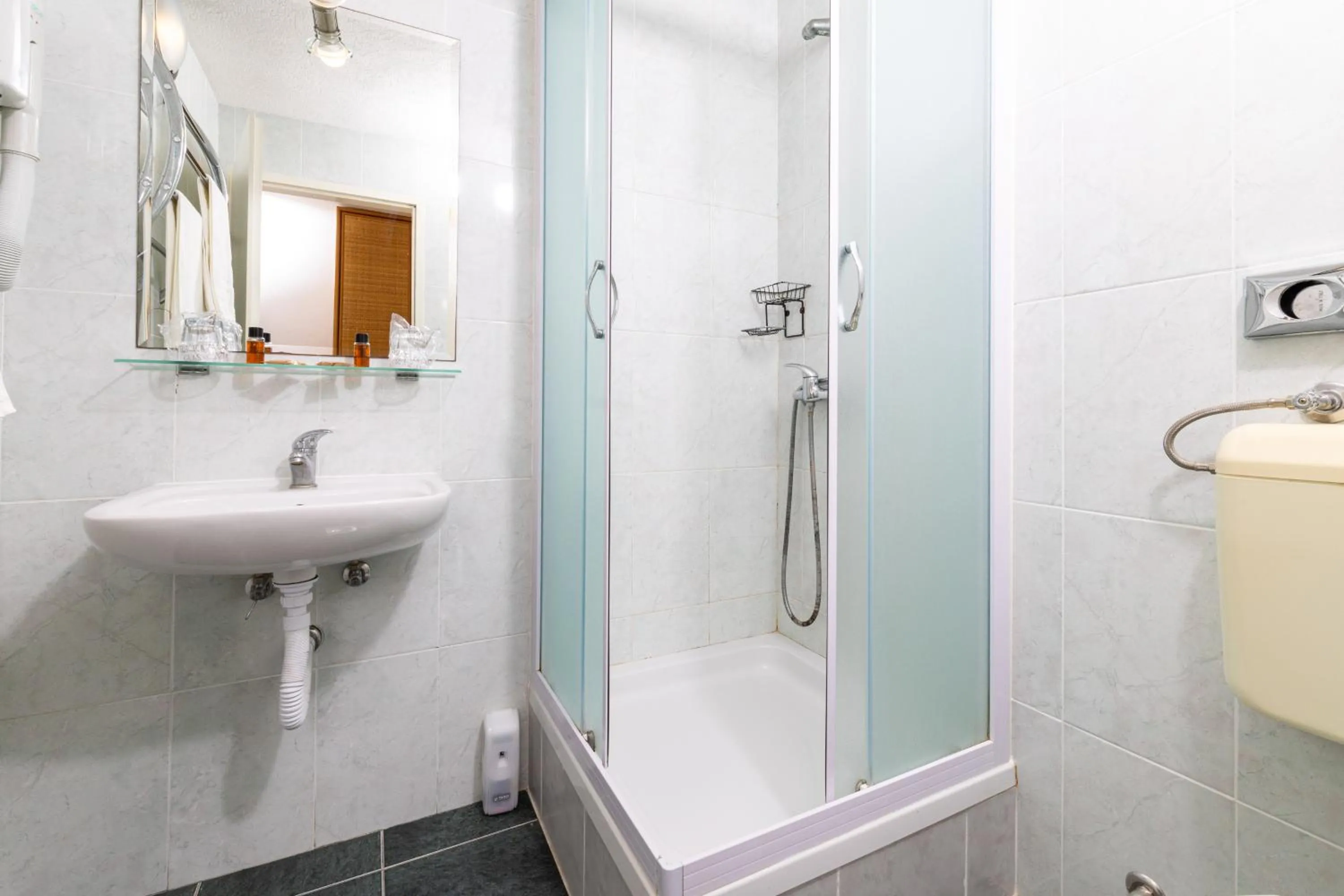 Shower in Hotel Timun