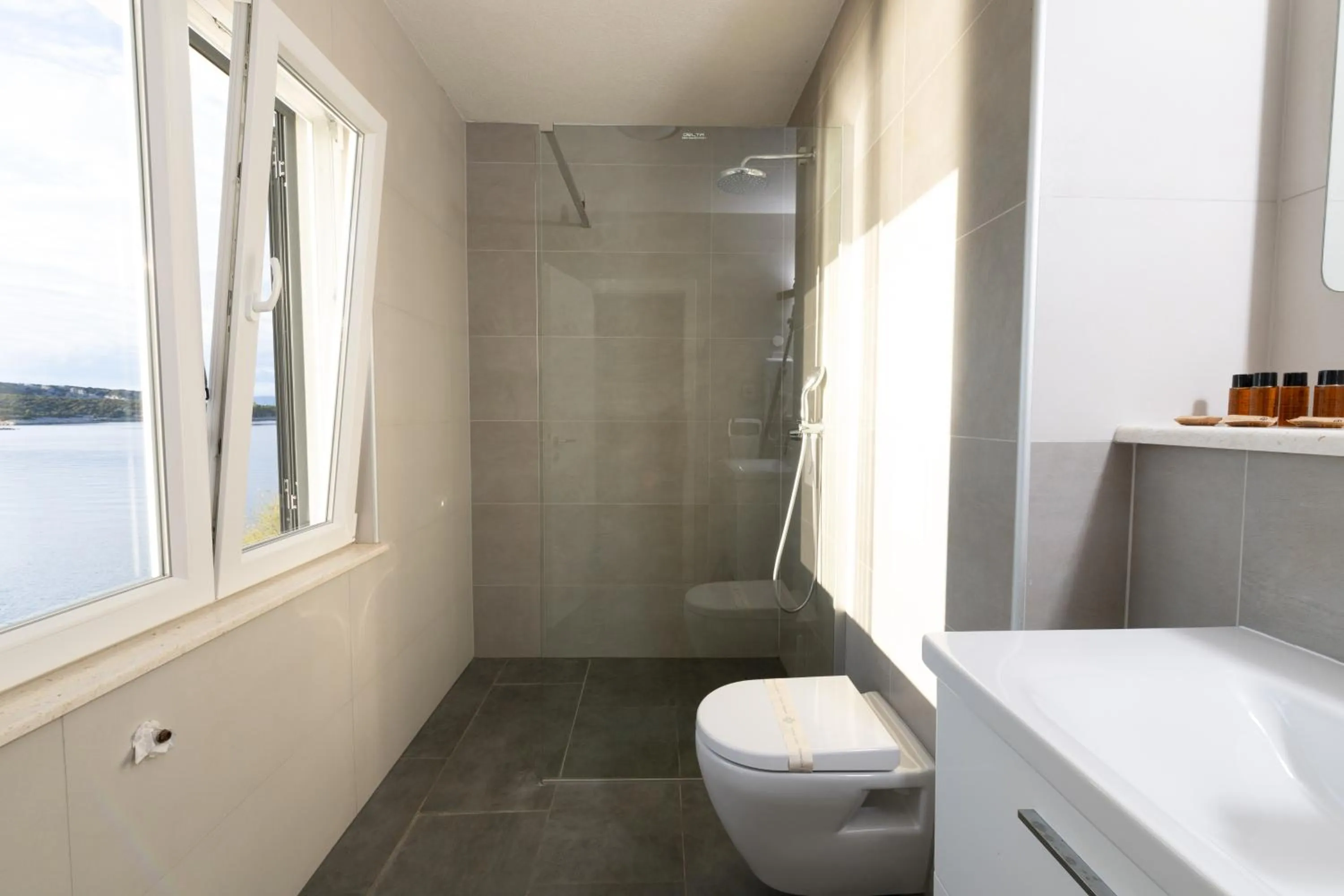 Shower in Hotel Timun