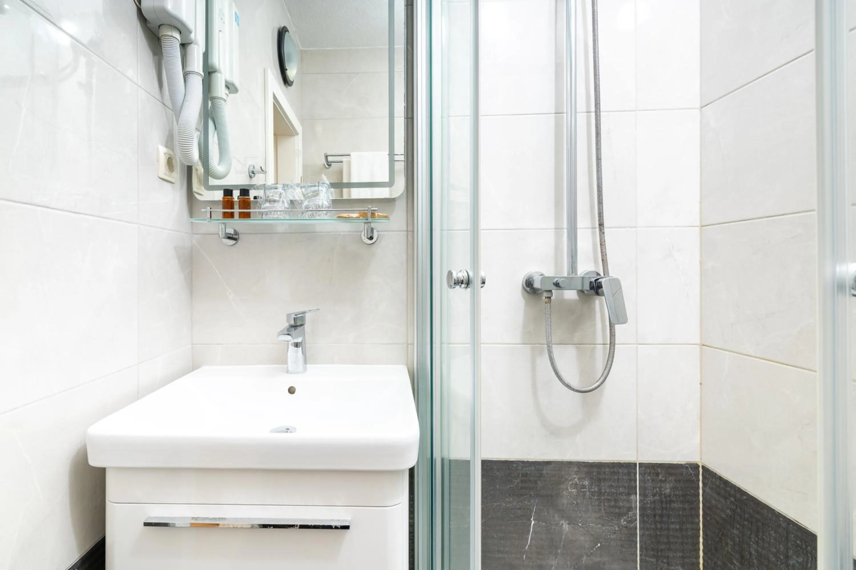 Shower in Hotel Timun