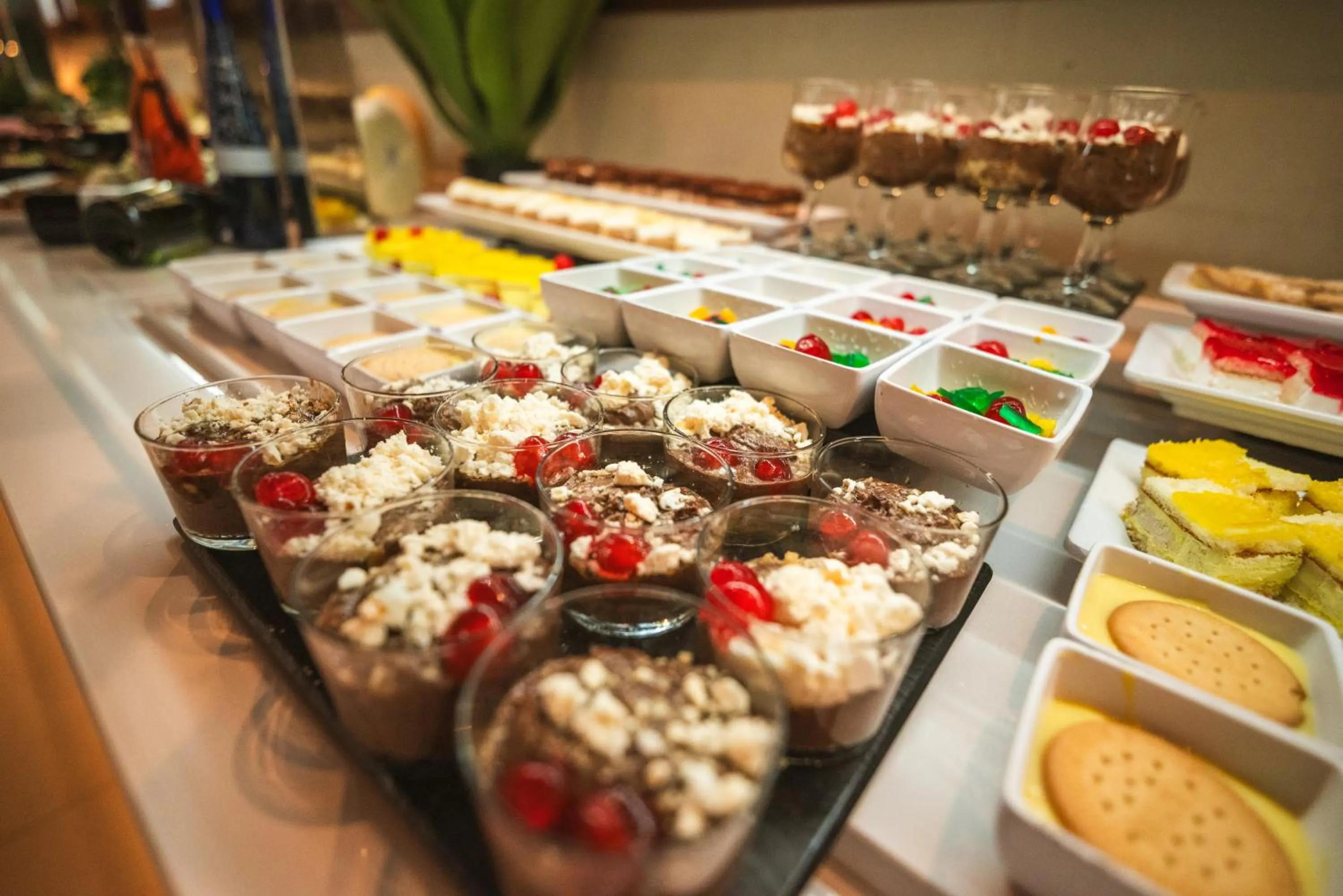 Restaurant/places to eat in HL Miraflor Suites Hotel