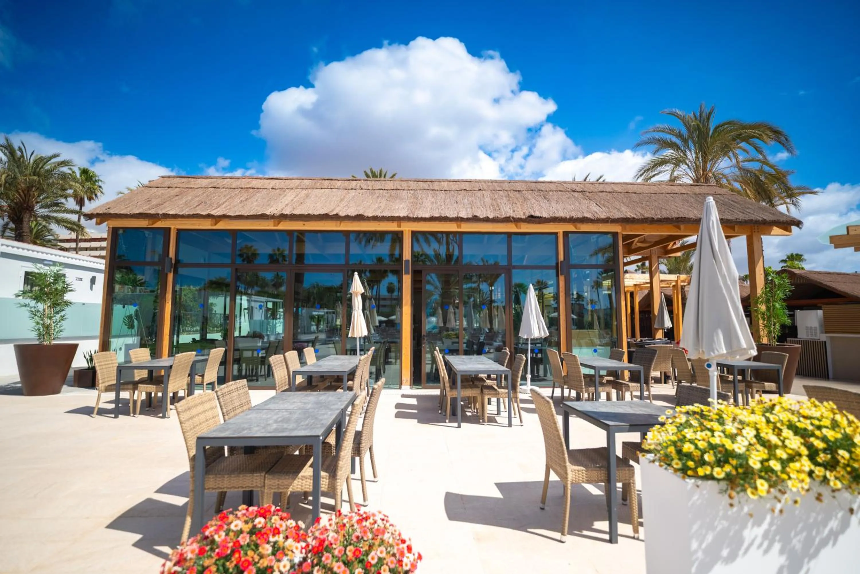 Restaurant/places to eat in HL Miraflor Suites Hotel