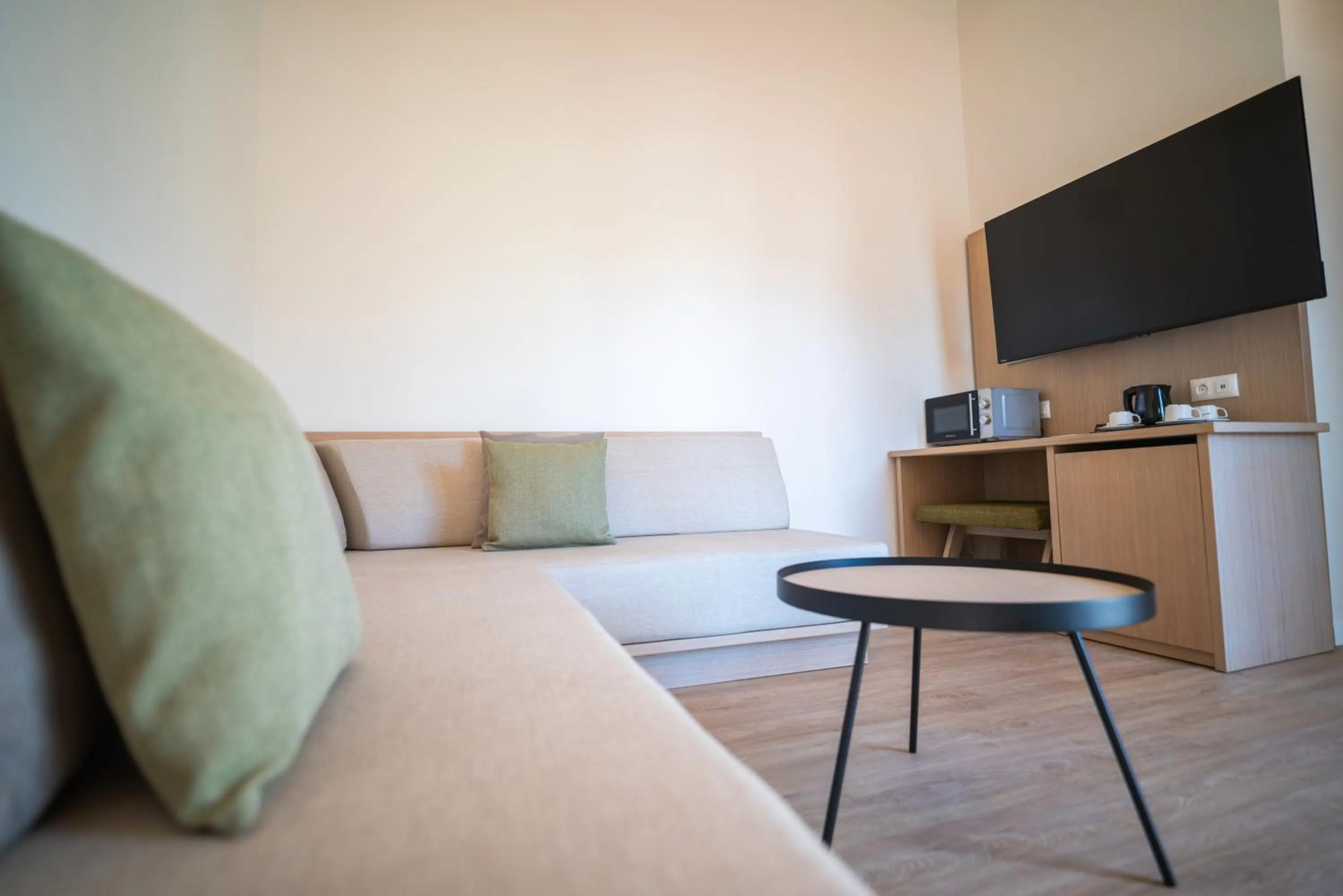 Living room, Bed in HL Miraflor Suites Hotel