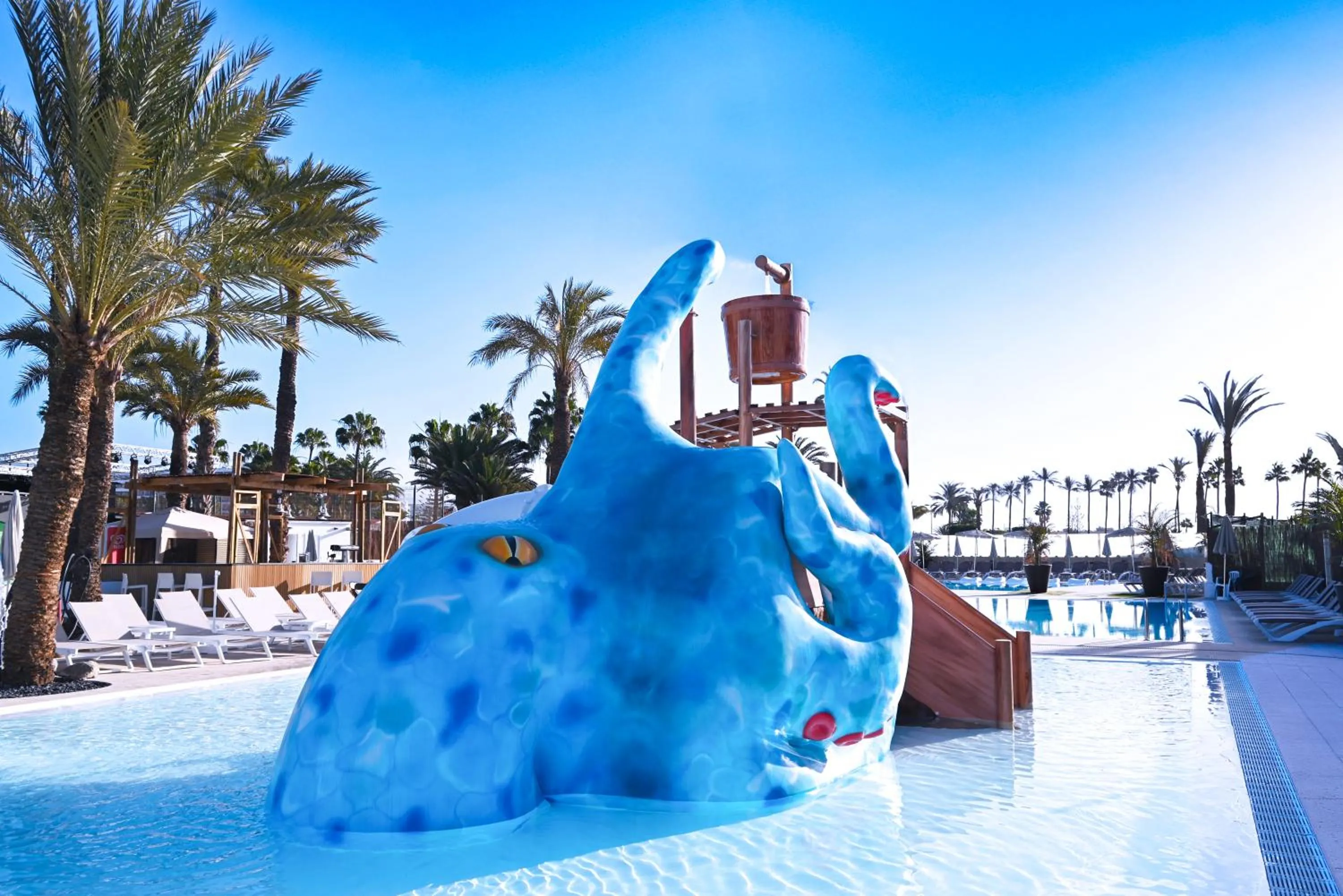 Swimming pool in HL Miraflor Suites Hotel