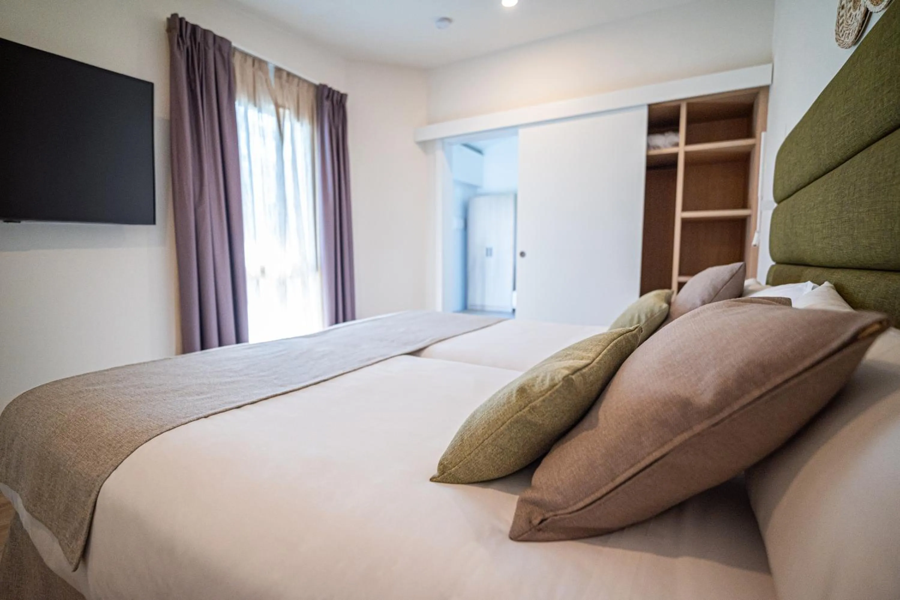 Bedroom, Bed in HL Miraflor Suites Hotel