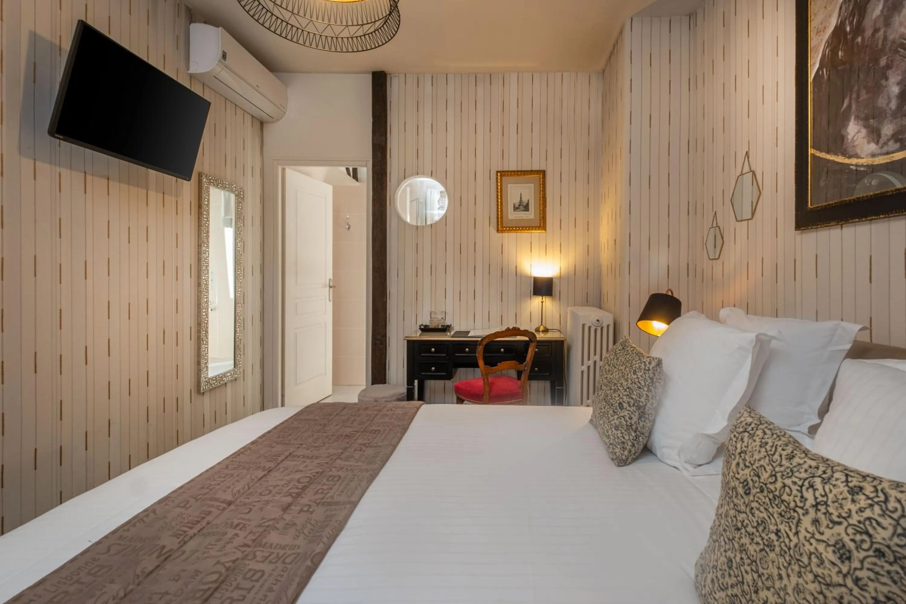 Photo of the whole room, Bed in Le Pavillon des Lys - Hôtel Particulier