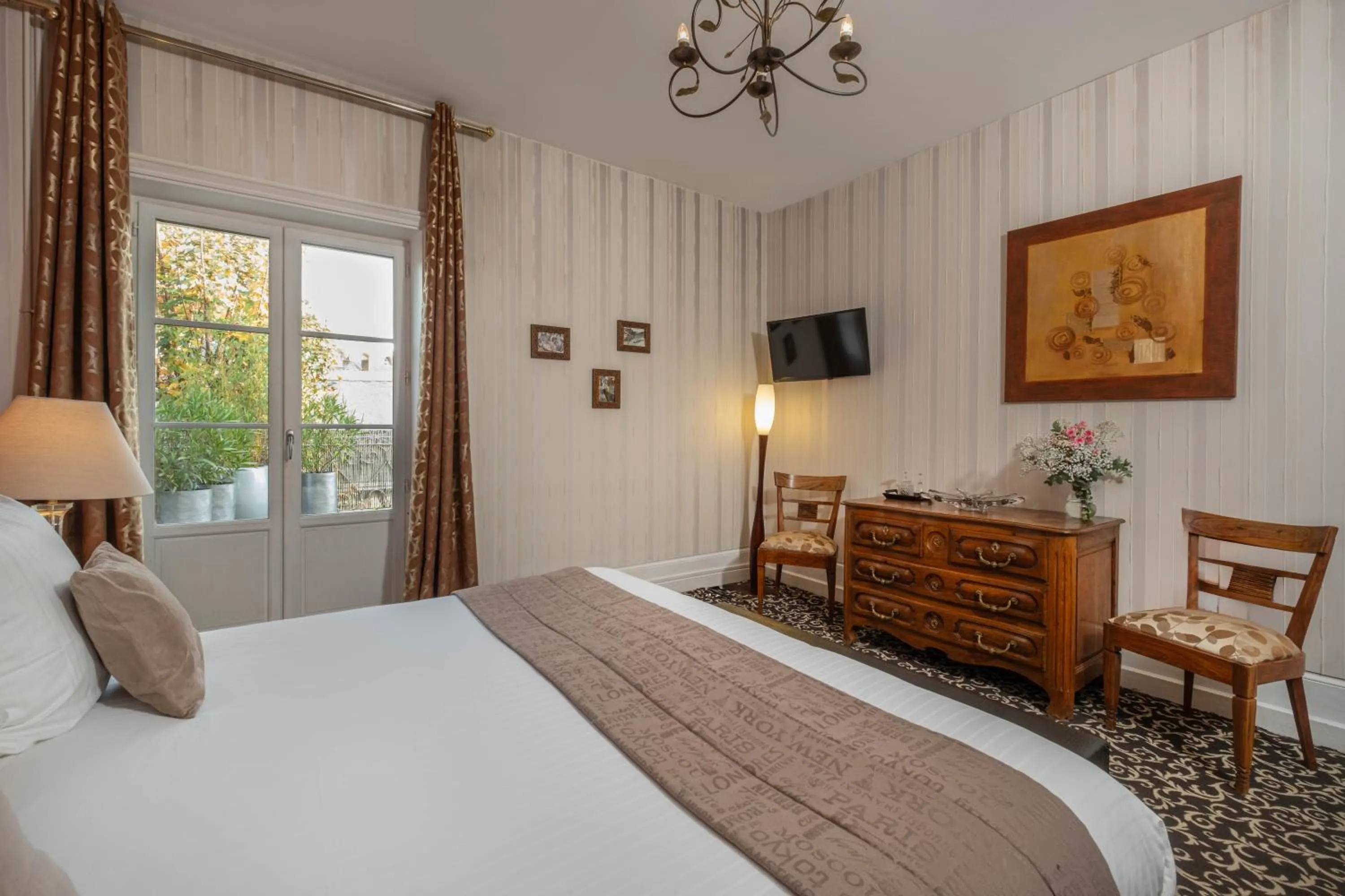 Photo of the whole room, Bed in Le Pavillon des Lys - Hôtel Particulier
