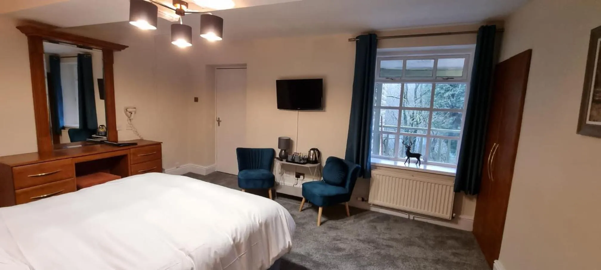 Bedroom in The Sycamore Inn