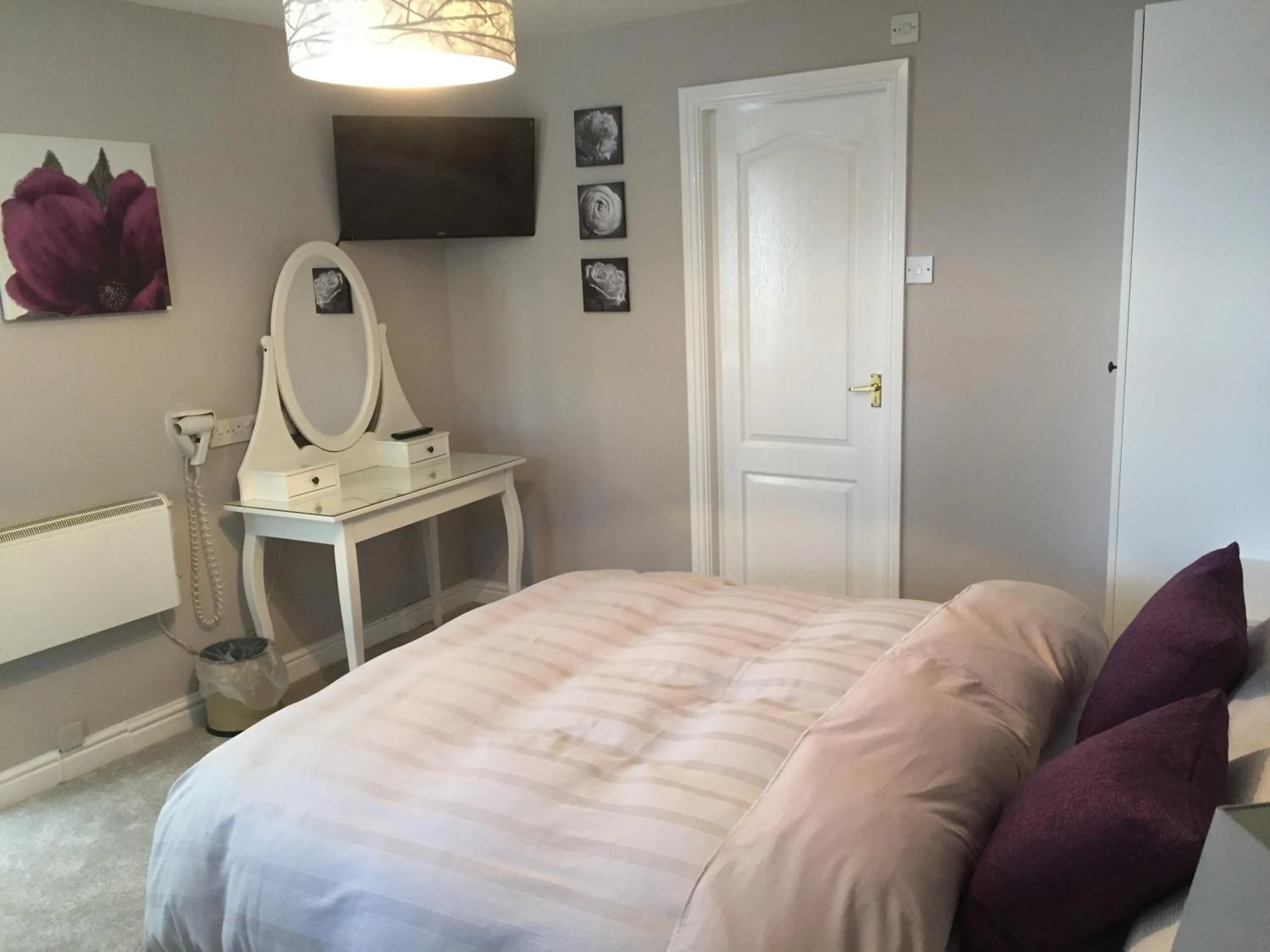 Bedroom in The Sycamore Inn