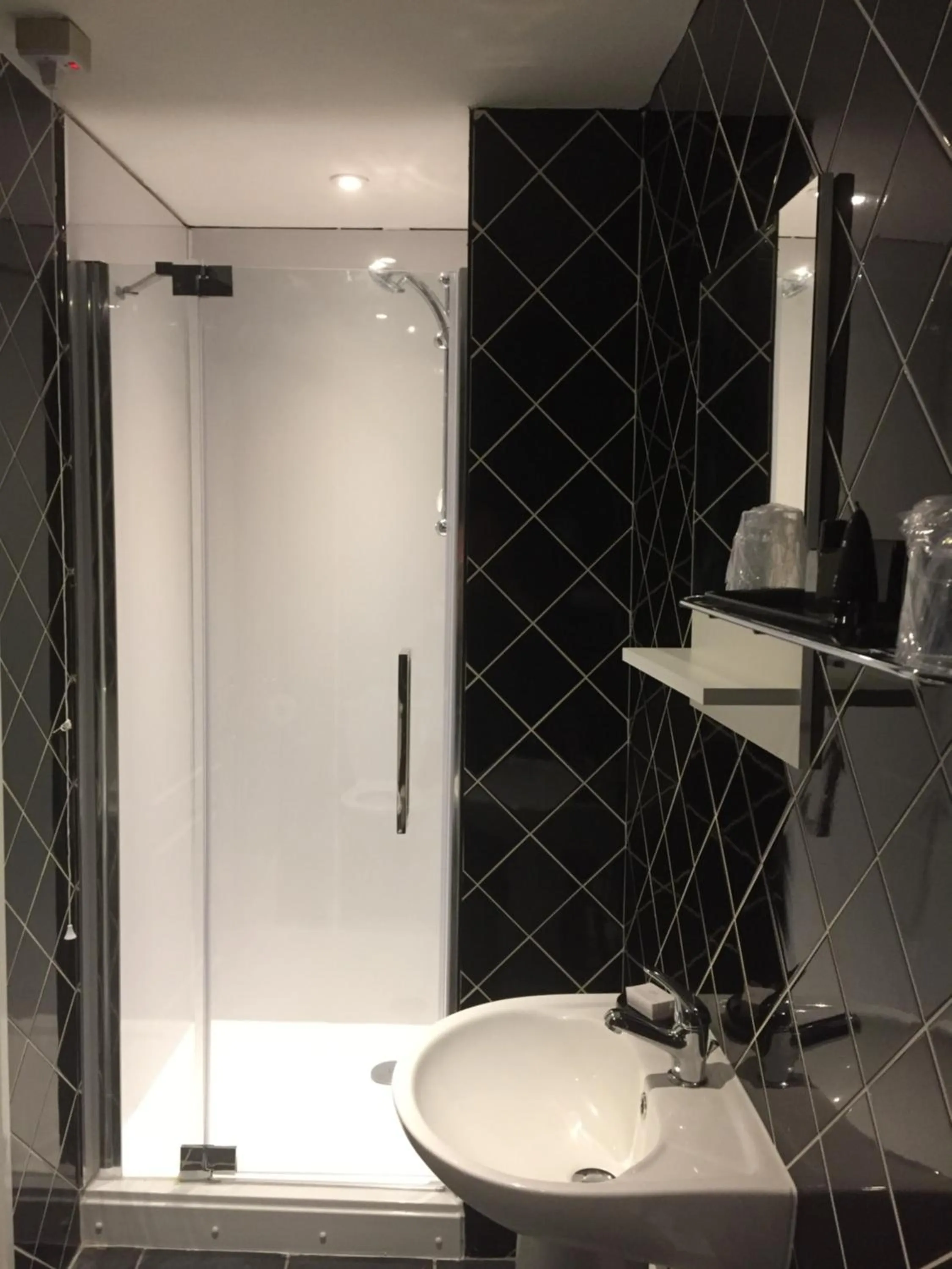 Shower in The Sycamore Inn