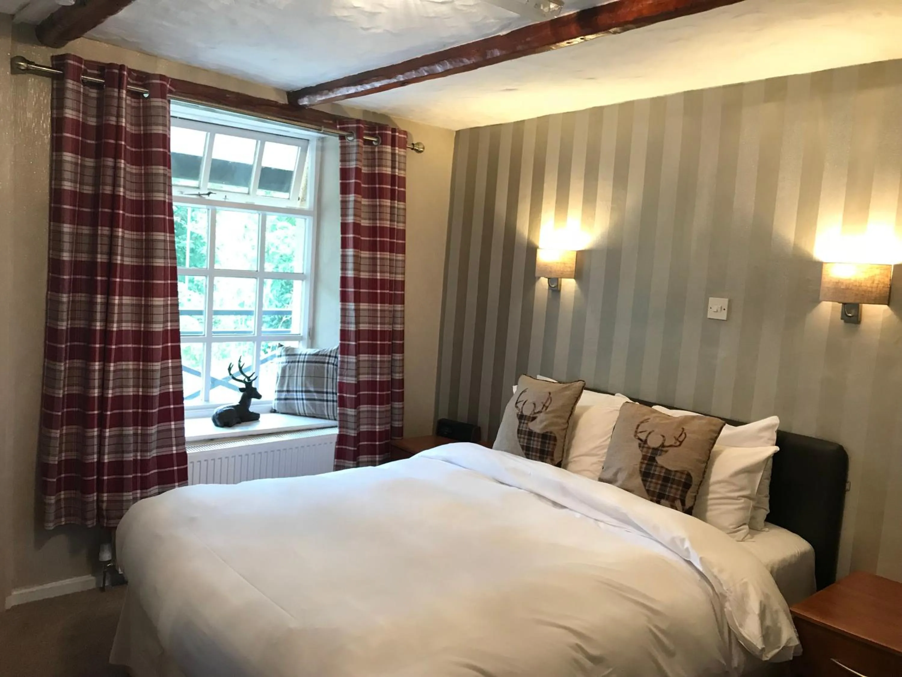 Bedroom in The Sycamore Inn