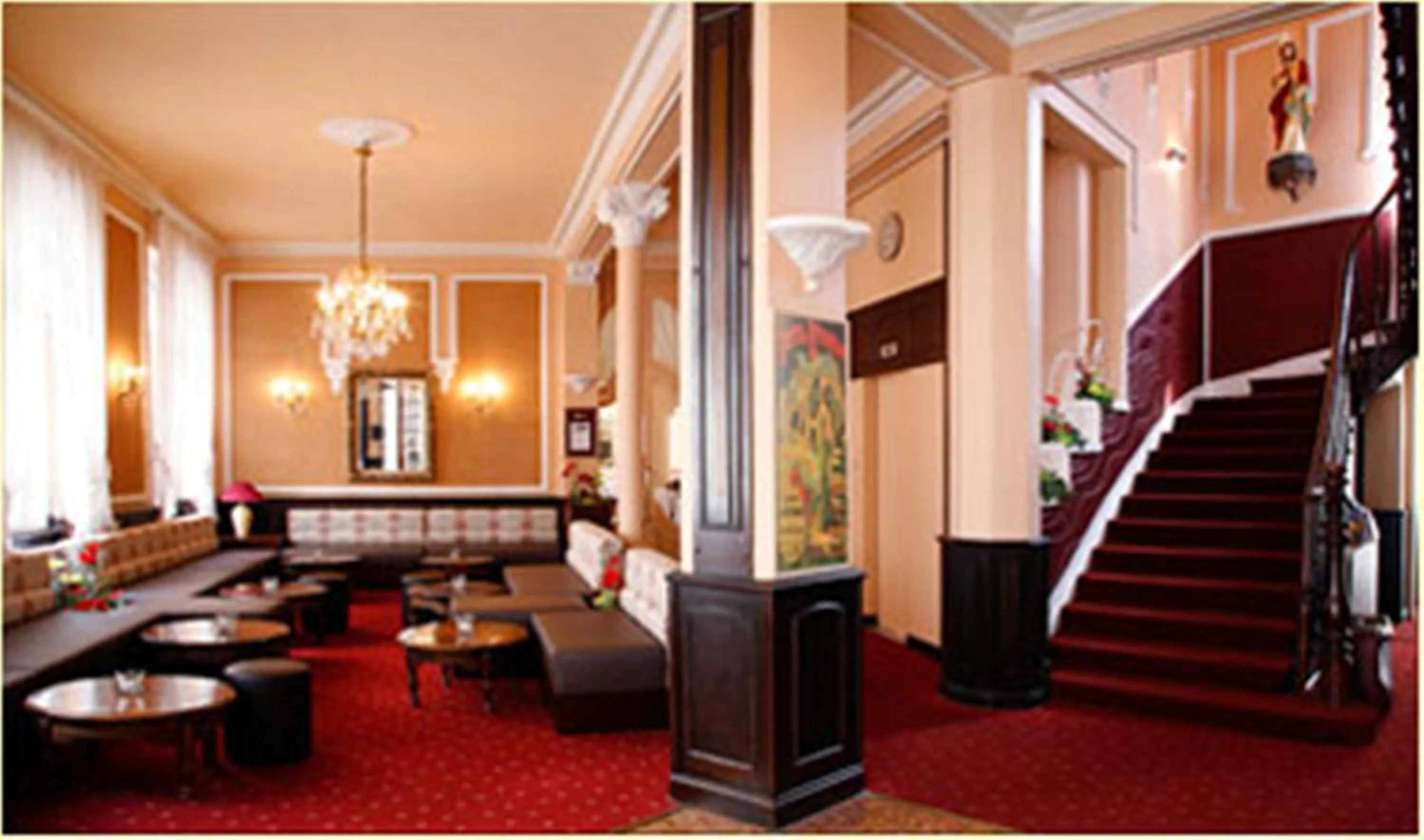Communal lounge/ TV room in Hôtel Métropole