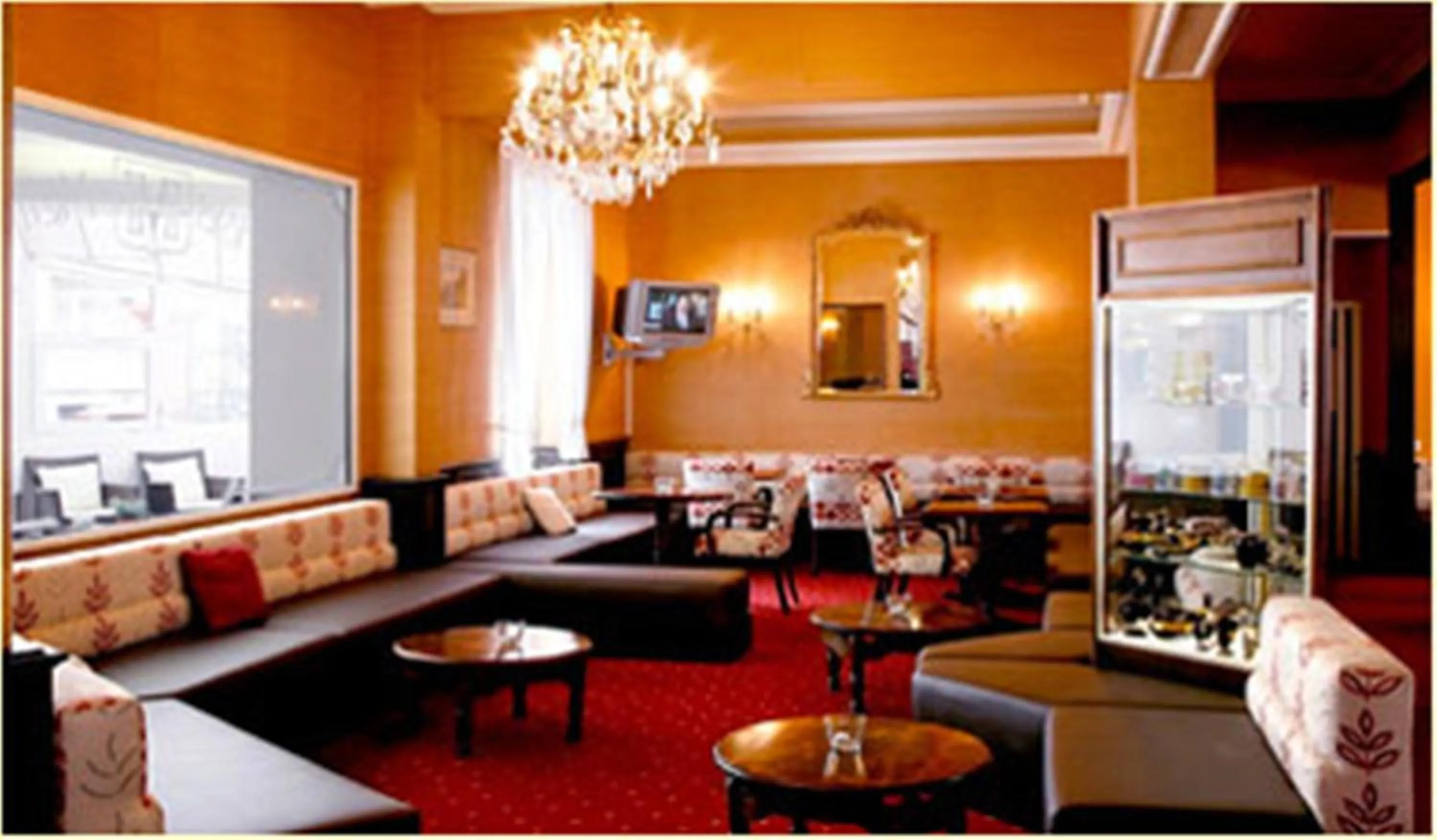 Communal lounge/ TV room in Hôtel Métropole