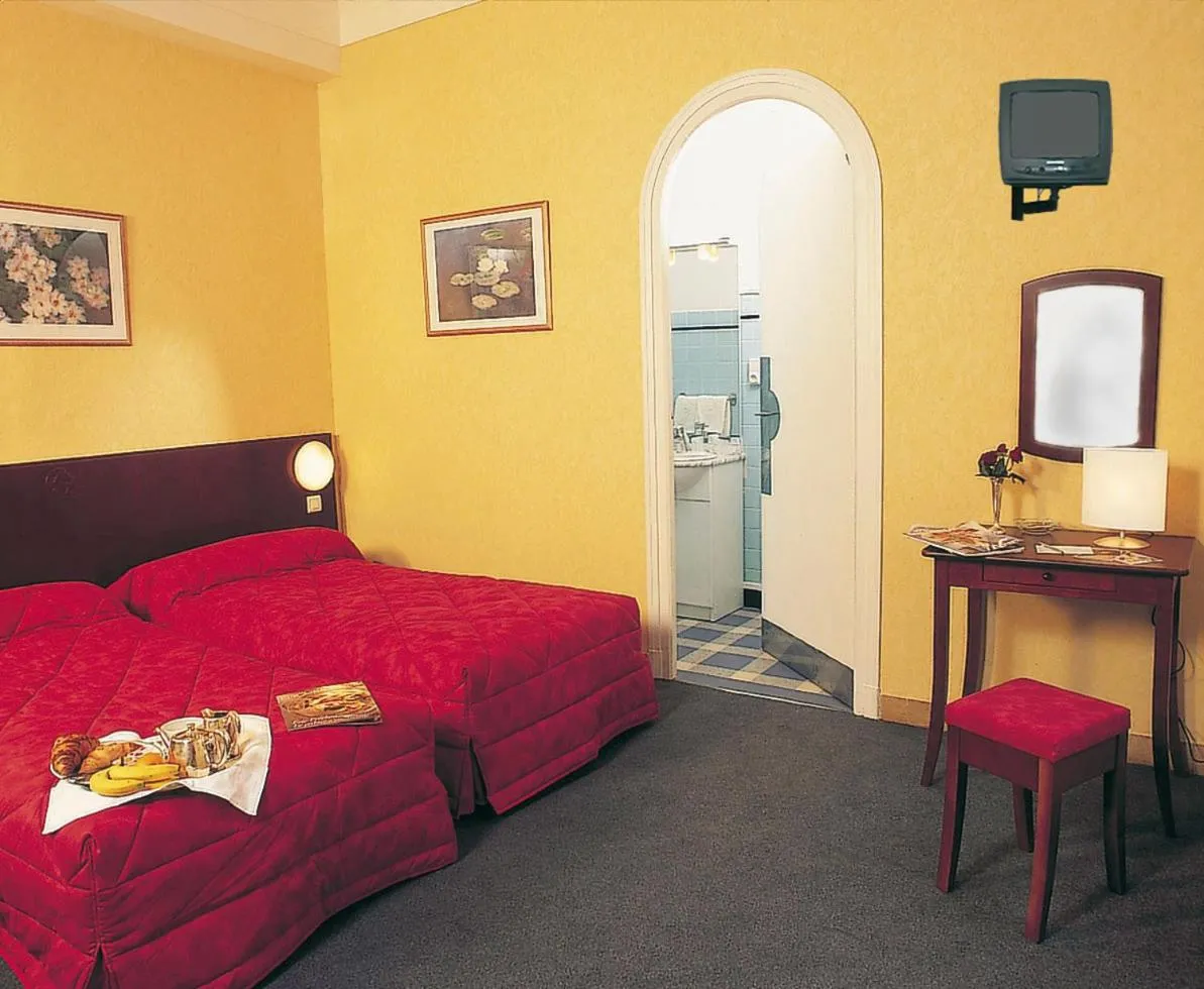 Photo of the whole room, Bed in Hôtel Métropole