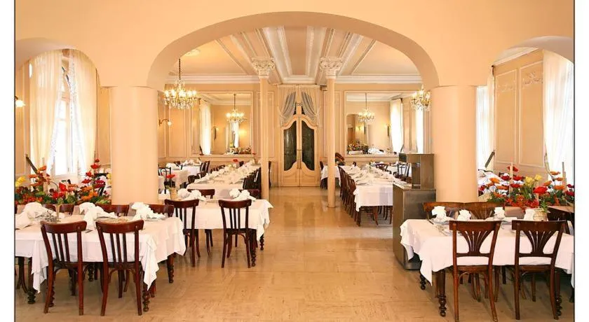 Restaurant/places to eat in Hôtel Métropole
