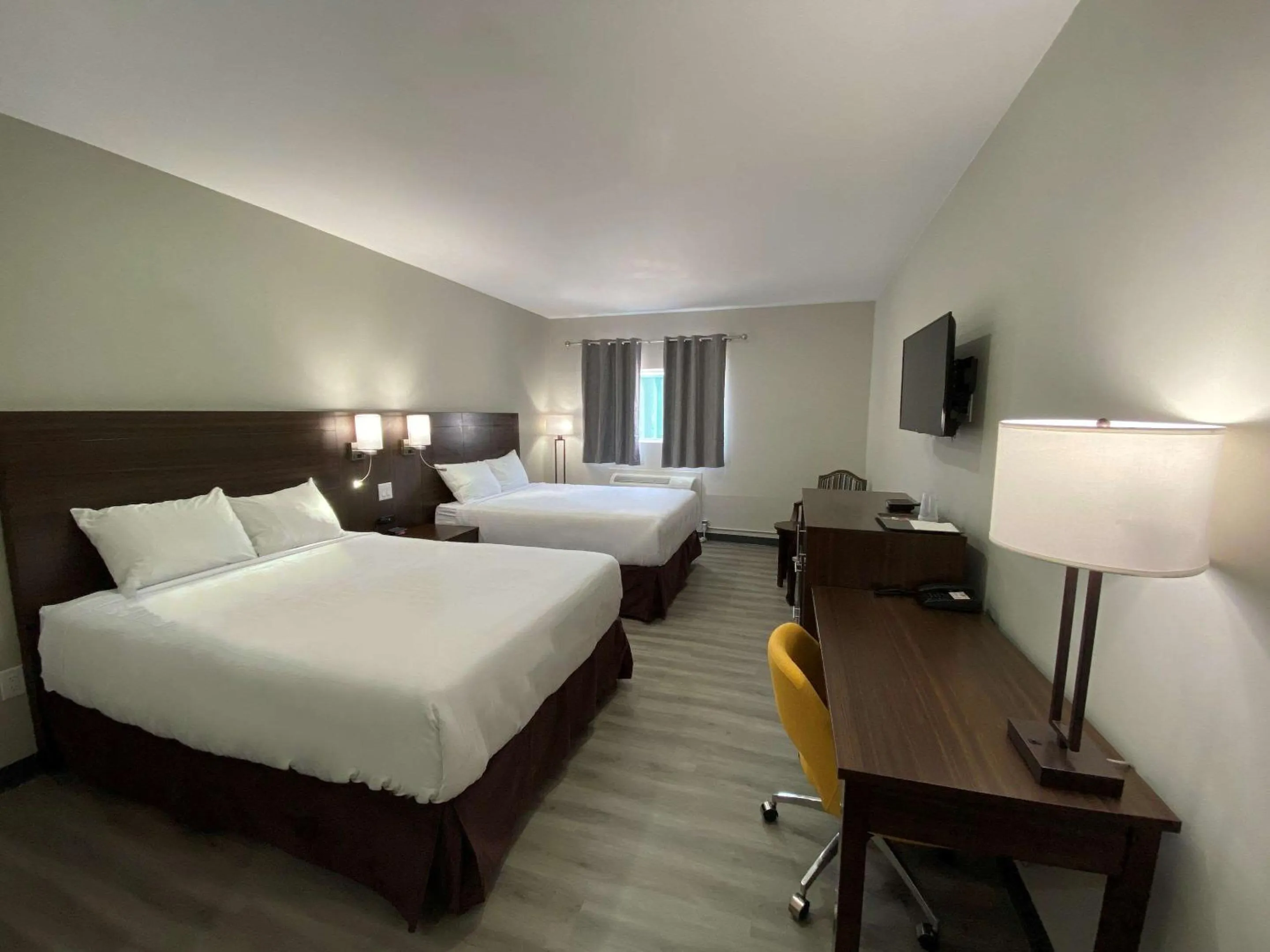 Bedroom, Bed in Econo Lodge