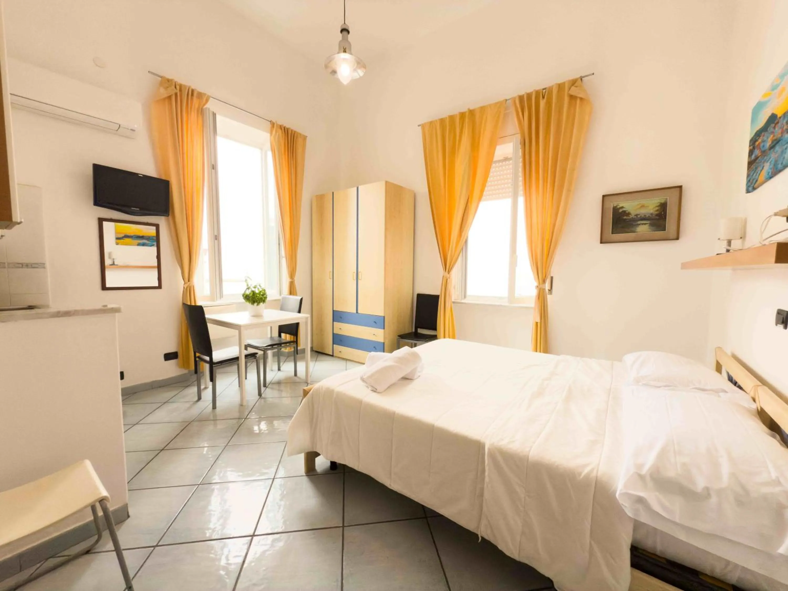 Photo of the whole room, Bed in Excelsior Mare Suite