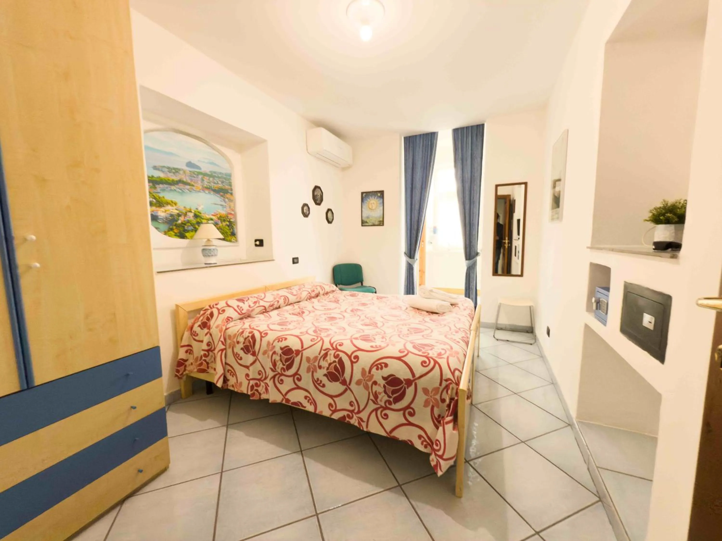 Photo of the whole room, Bed in Excelsior Mare Suite