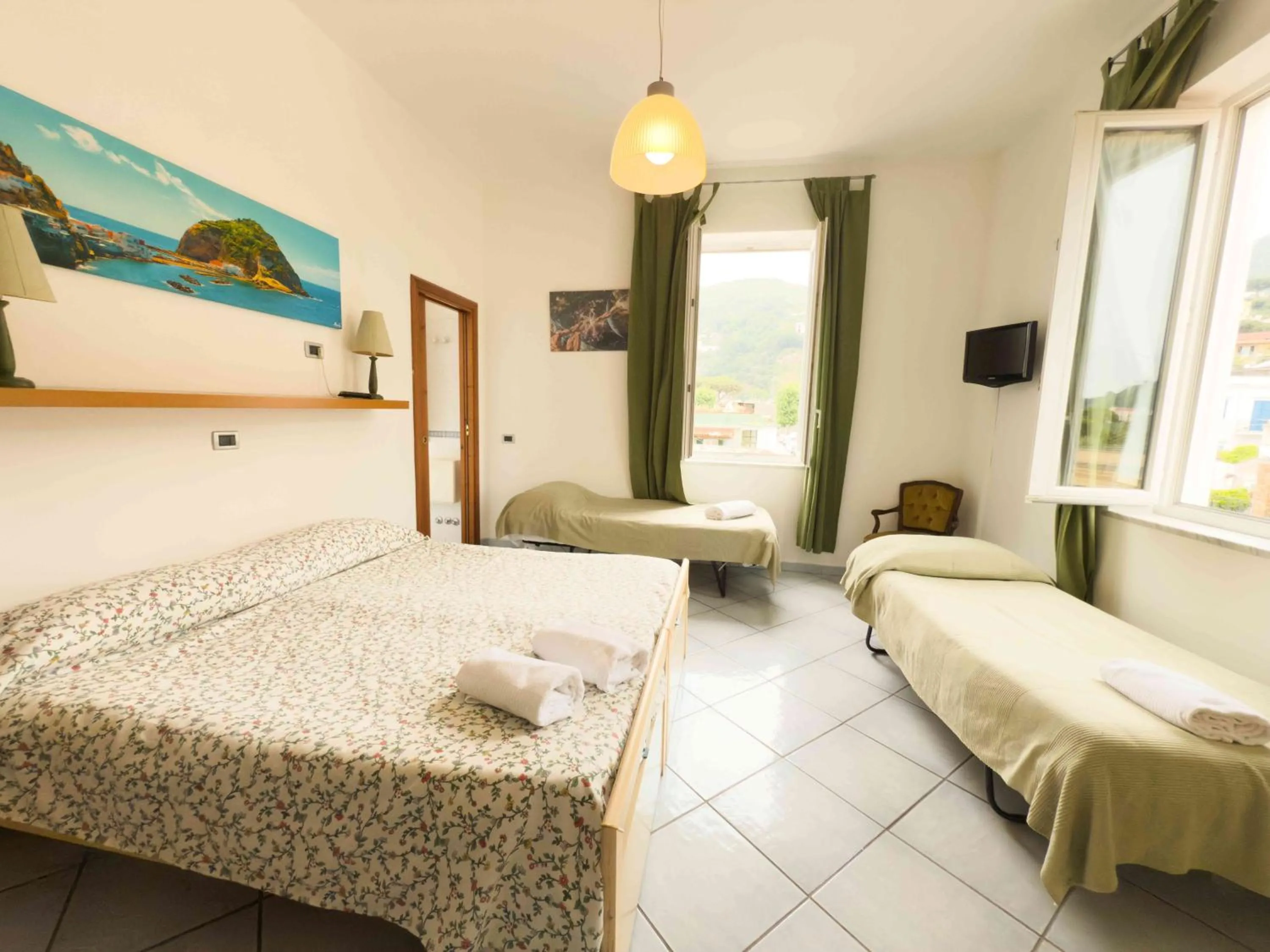 Photo of the whole room, Bed in Excelsior Mare Suite