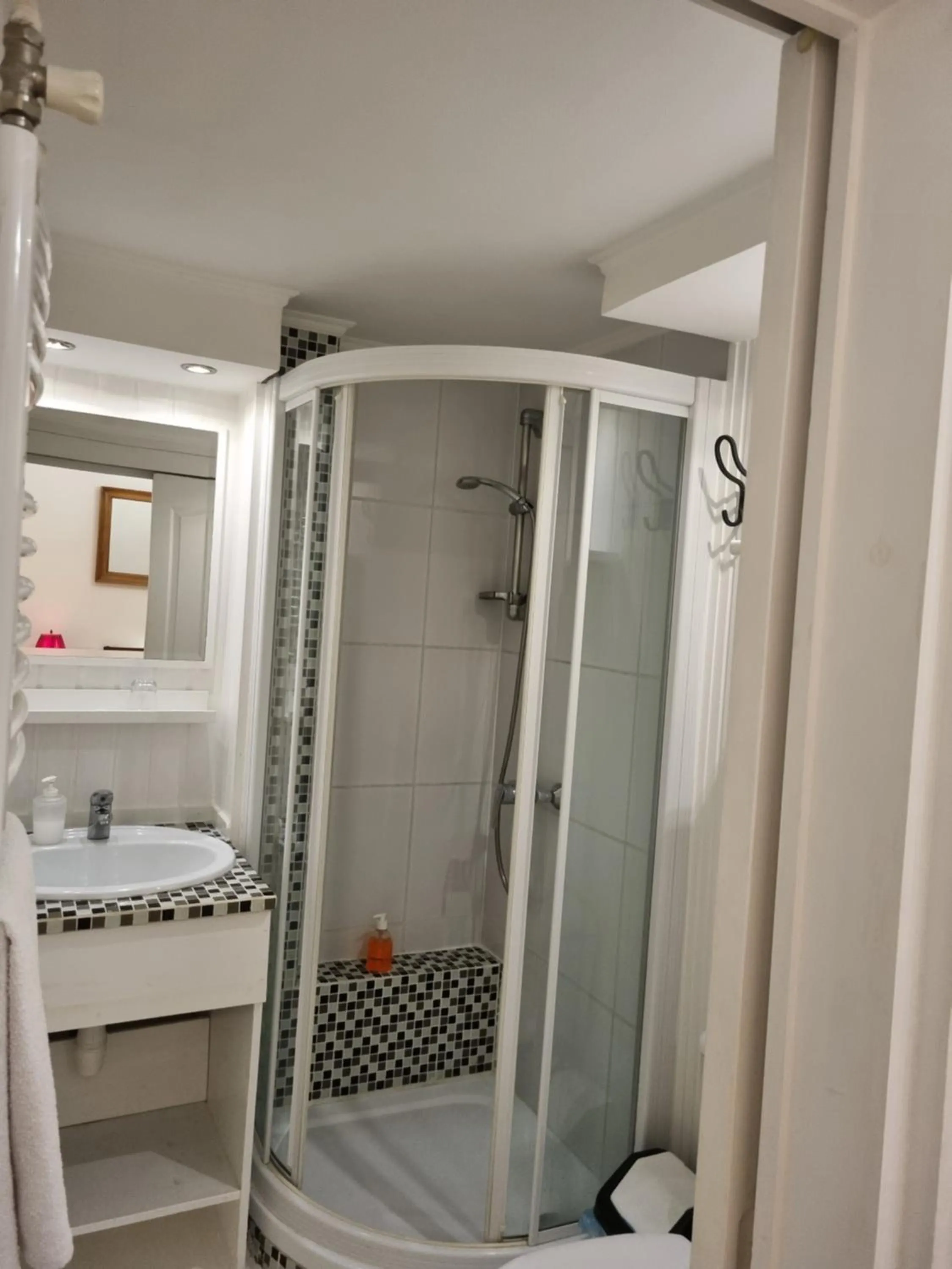 Shower in Connection Guesthouse