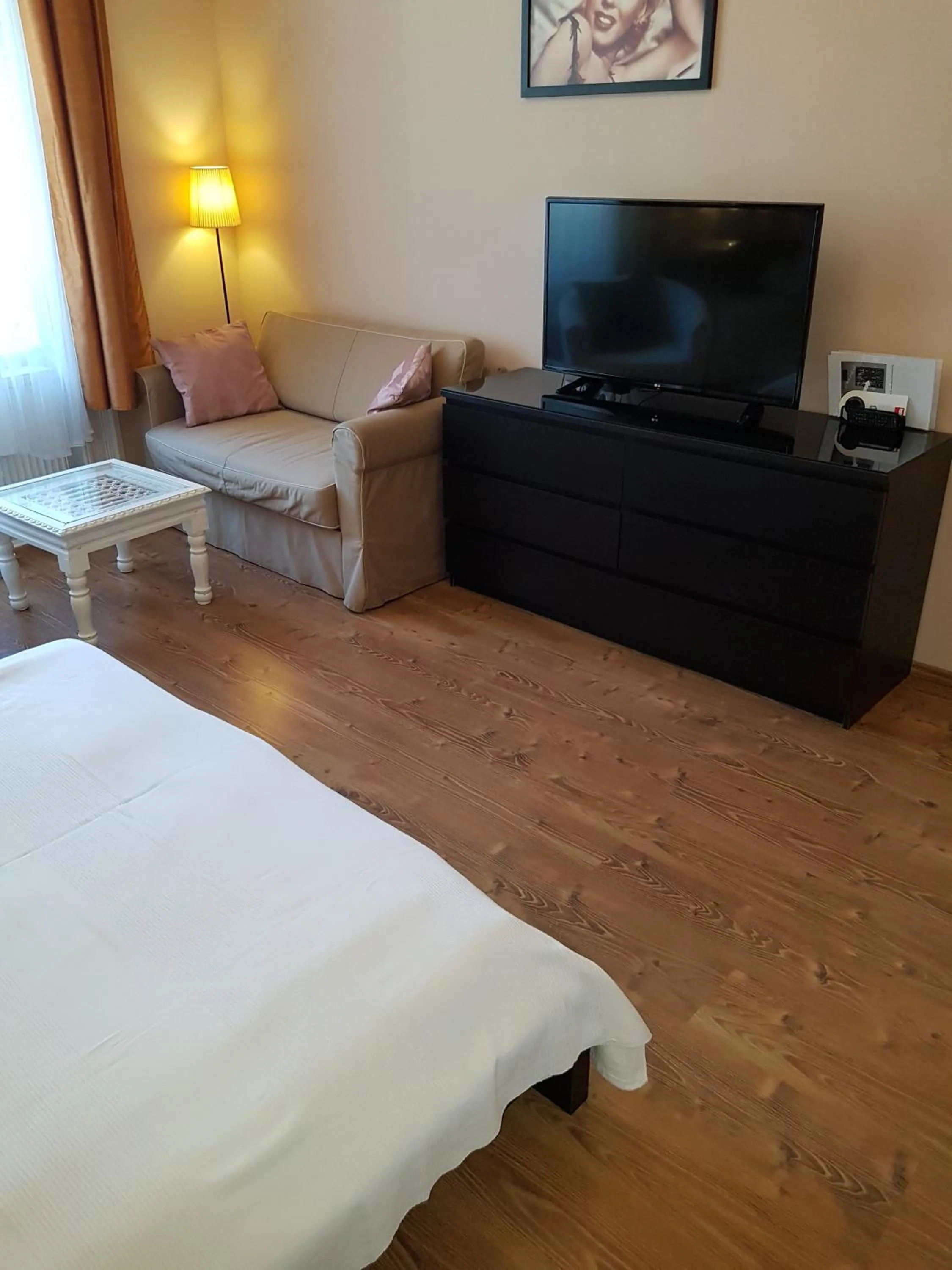Photo of the whole room, Bed in Connection Guesthouse