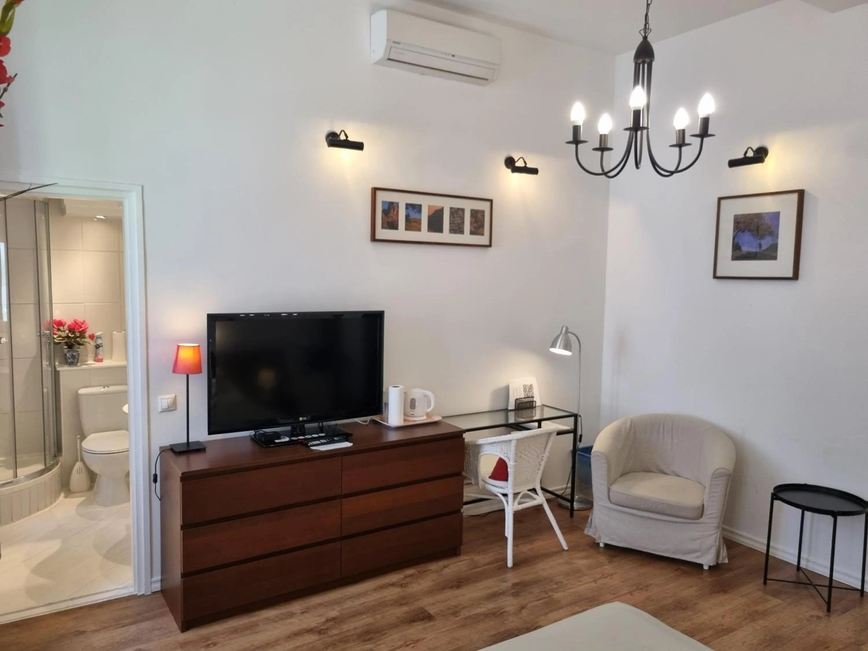 TV and multimedia in Connection Guesthouse