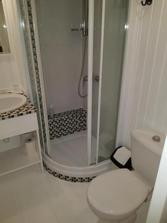 Shower in Connection Guesthouse