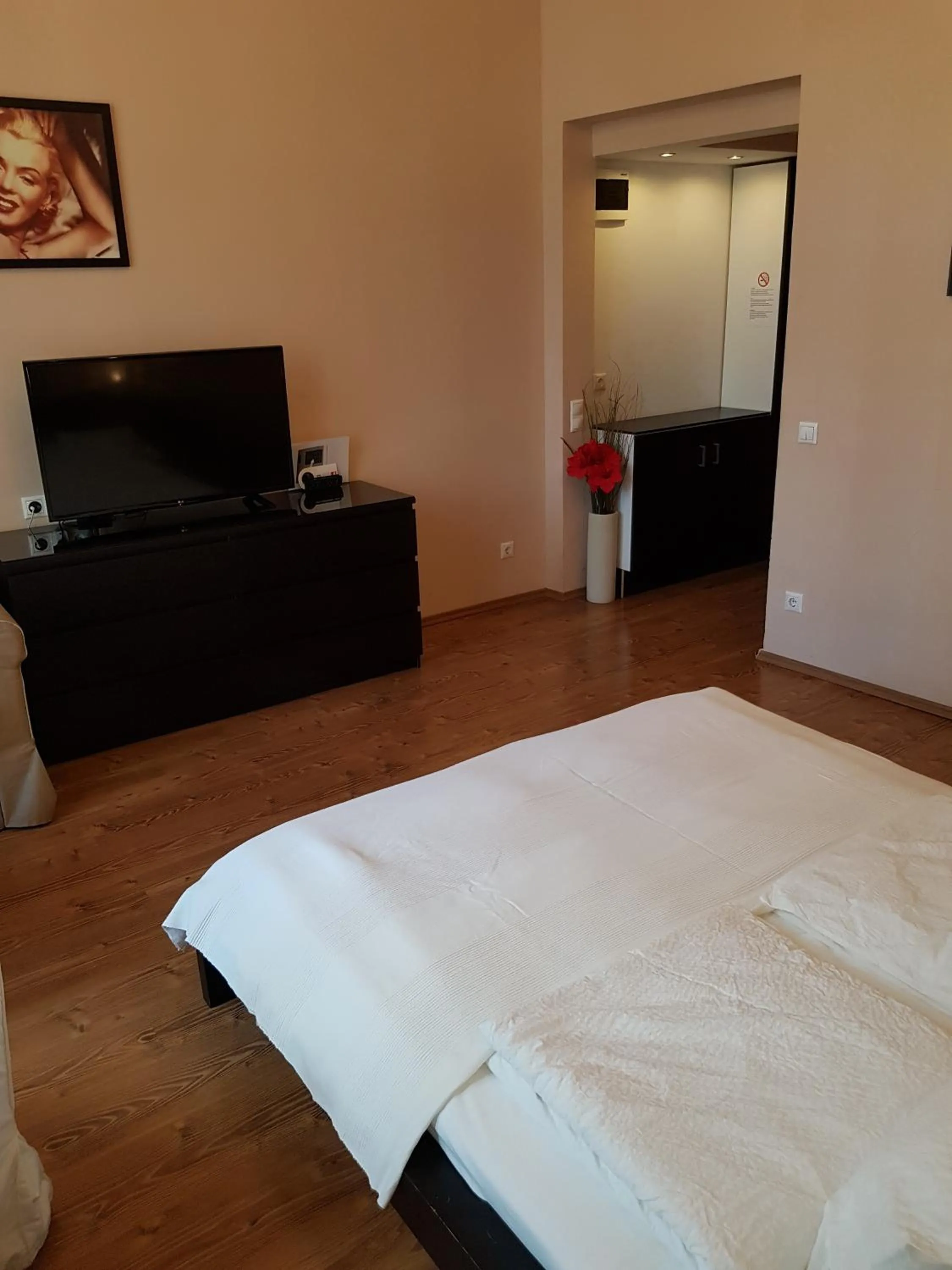 Photo of the whole room, Bed in Connection Guesthouse