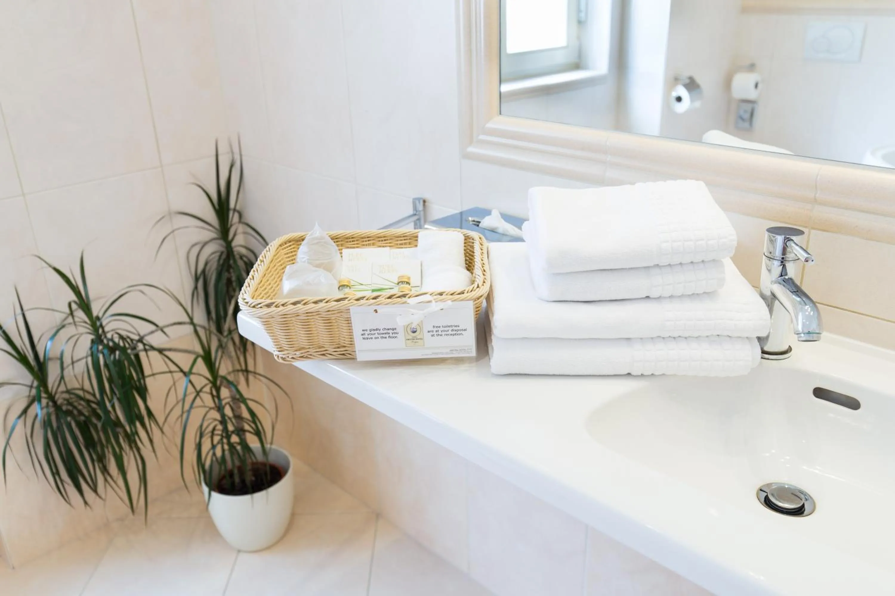 Bathroom, Bed in Unitas Hotel